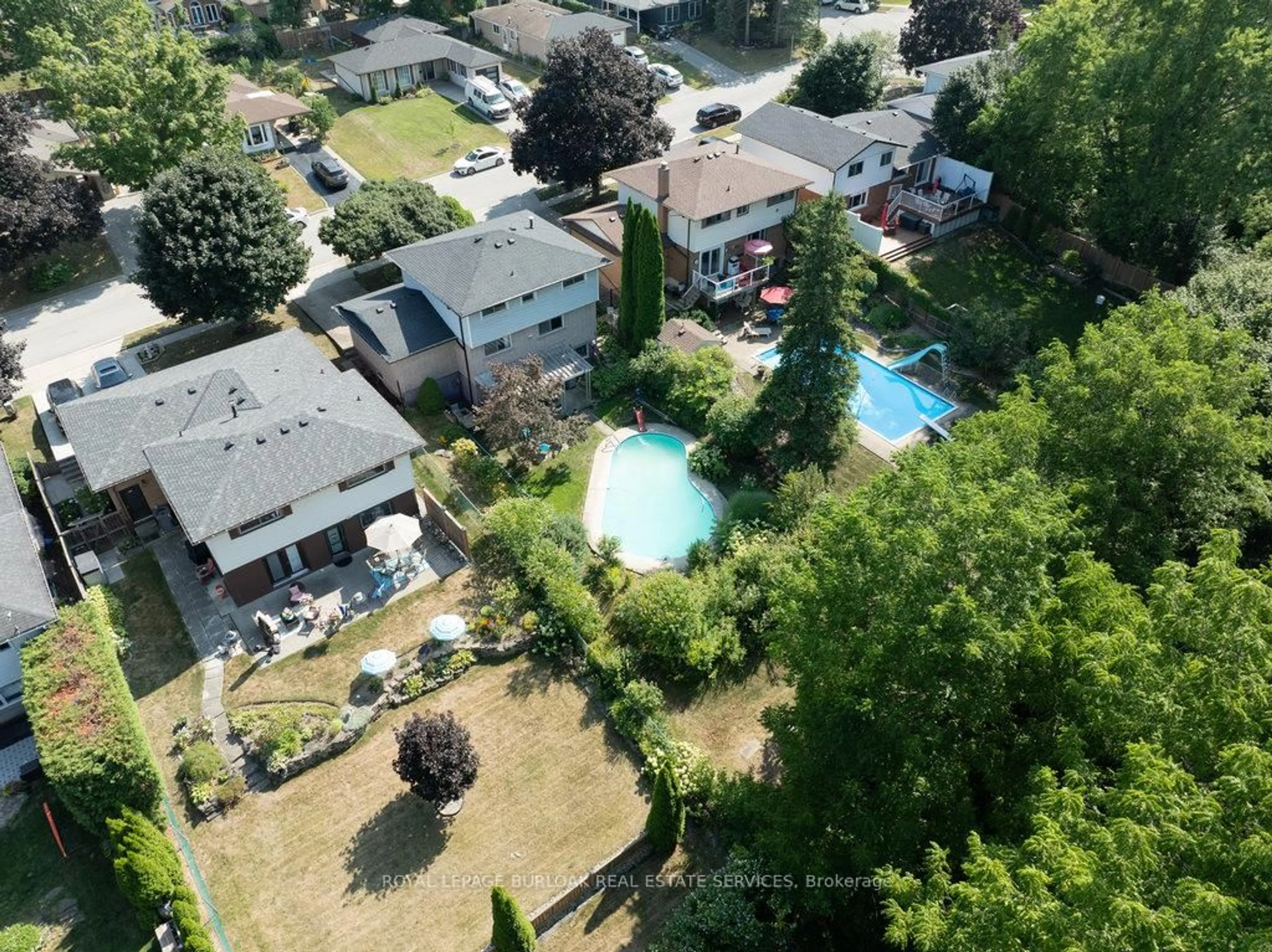 A pic from outside/outdoor area/front of a property/back of a property/a pic from drone, unknown for 37 Sunrise Cres, Hamilton Ontario L9H 3S1