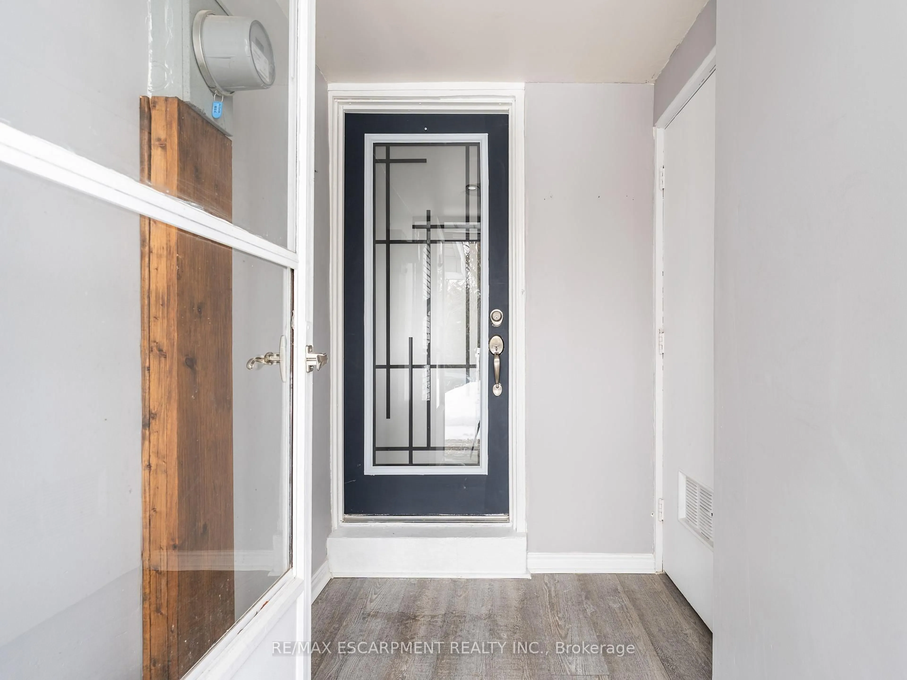 Indoor entryway for 68 Gledhill Cres, Hamilton Ontario L9C 6H4