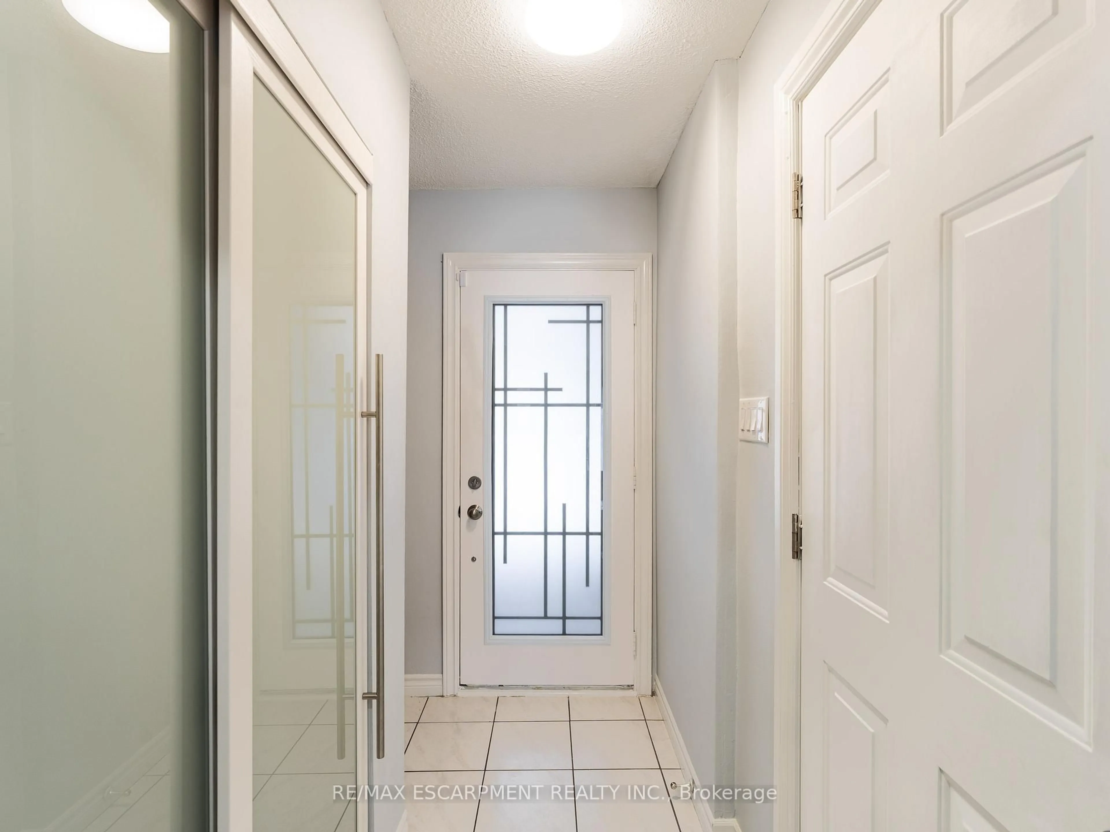 Indoor entryway for 68 Gledhill Cres, Hamilton Ontario L9C 6H4