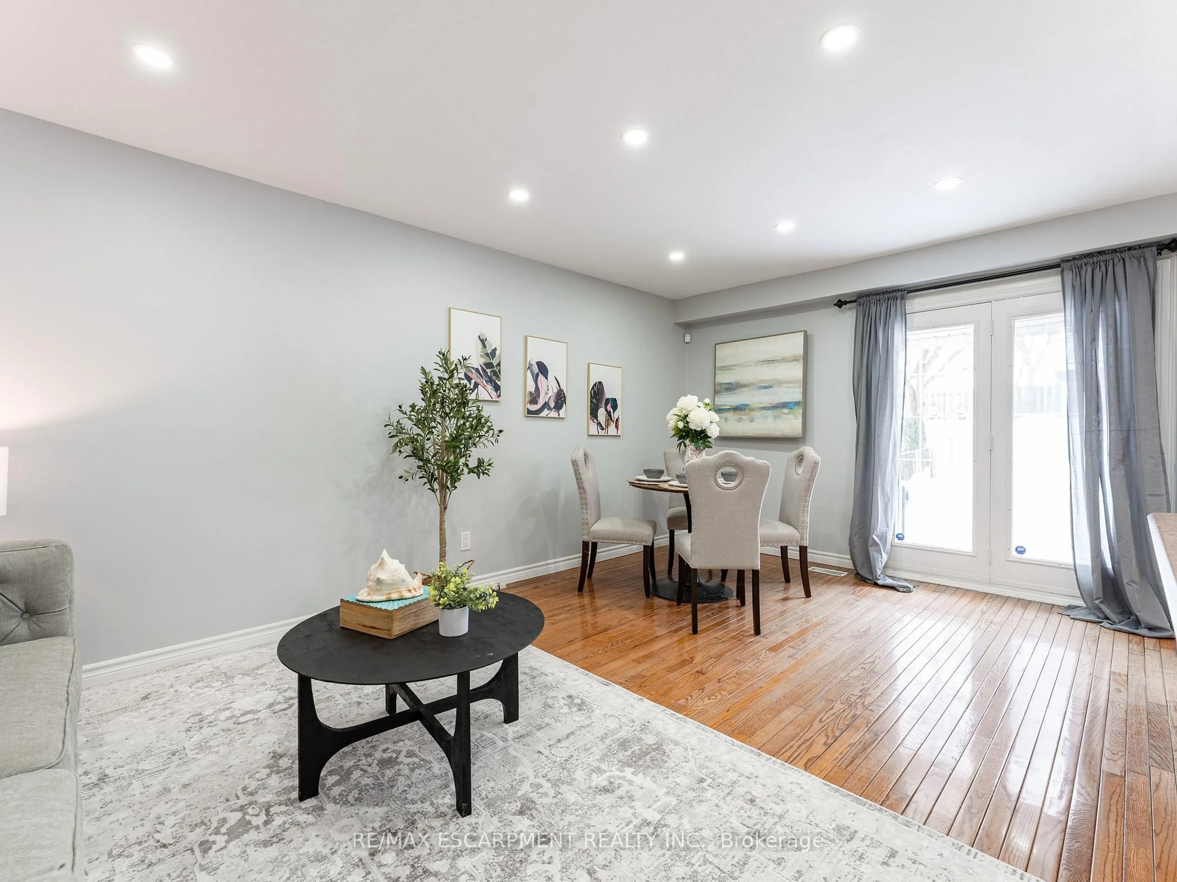 Living room with furniture, wood/laminate floor for 68 Gledhill Cres, Hamilton Ontario L9C 6H4