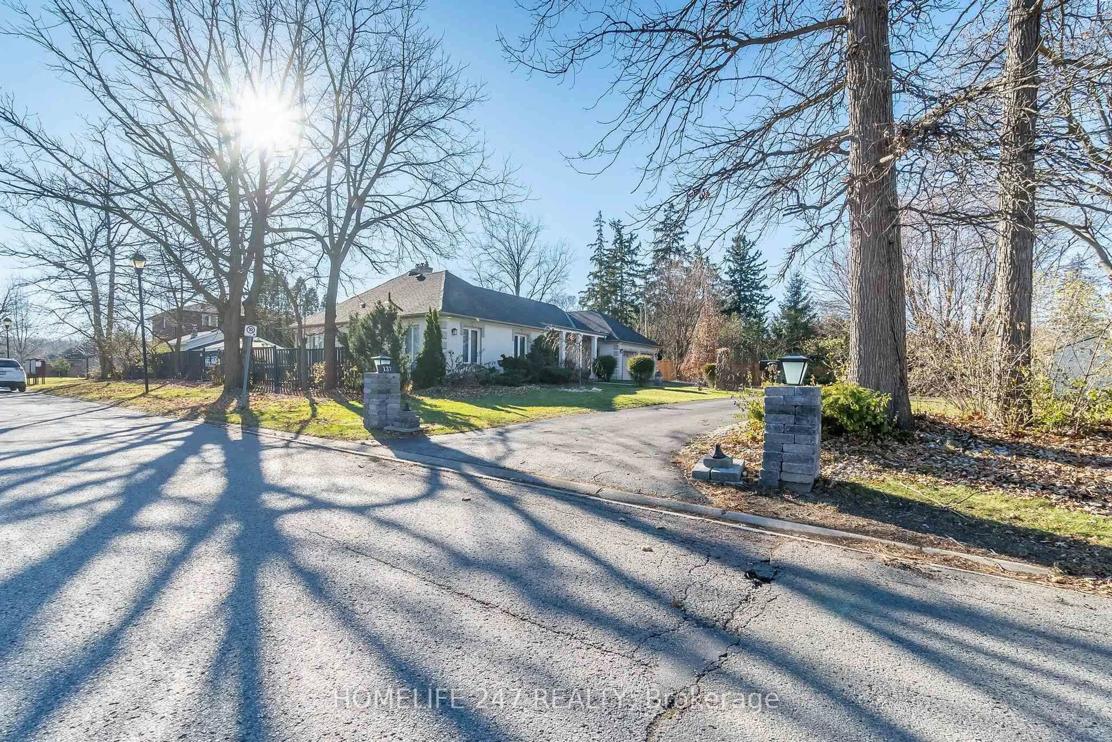 A pic from outside/outdoor area/front of a property/back of a property/a pic from drone, street for 137 COMMISSIONERS Rd, London South Ontario N6C 2S9