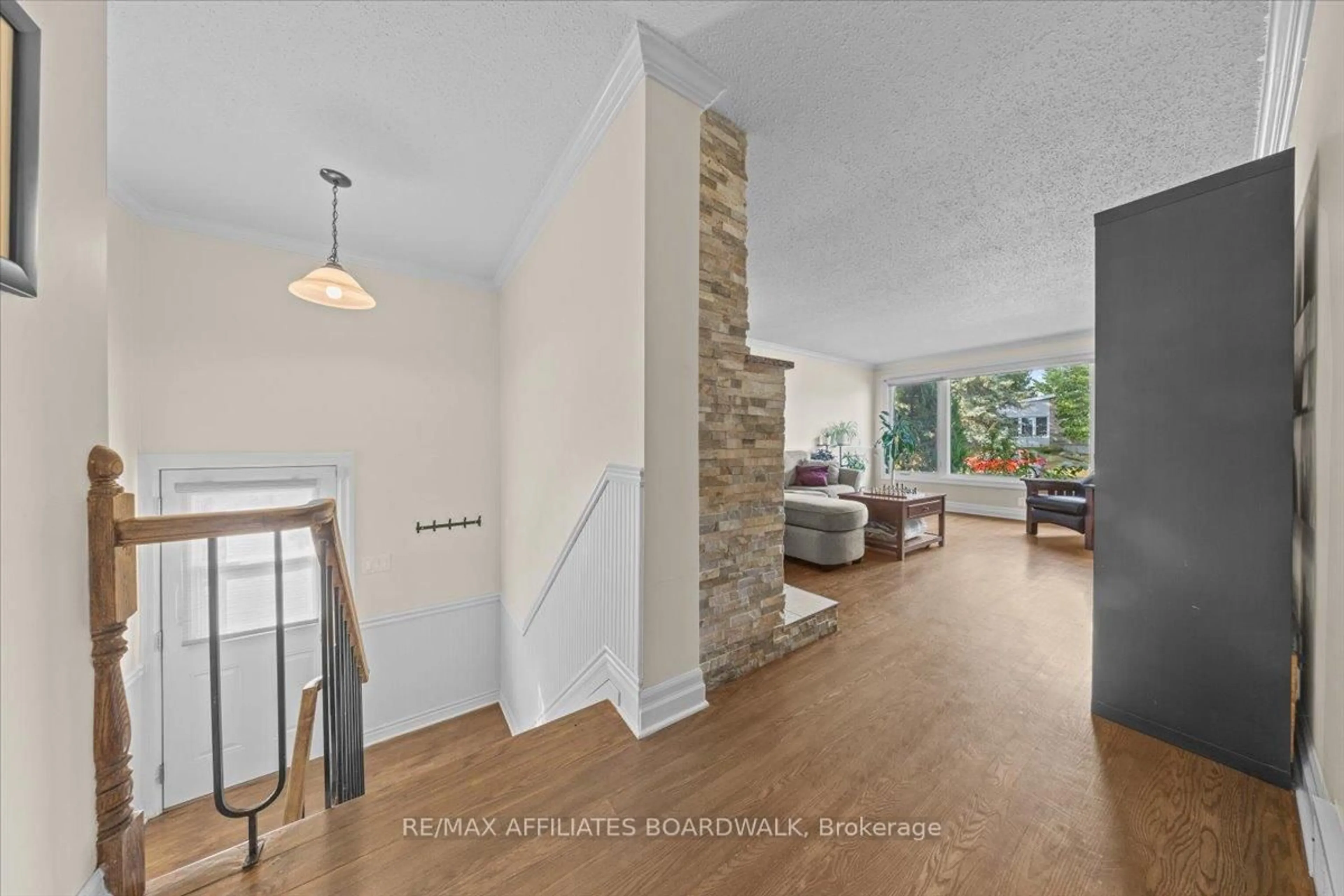 Indoor entryway for 1856 Appleford St, Ottawa Ontario K1J 6T4