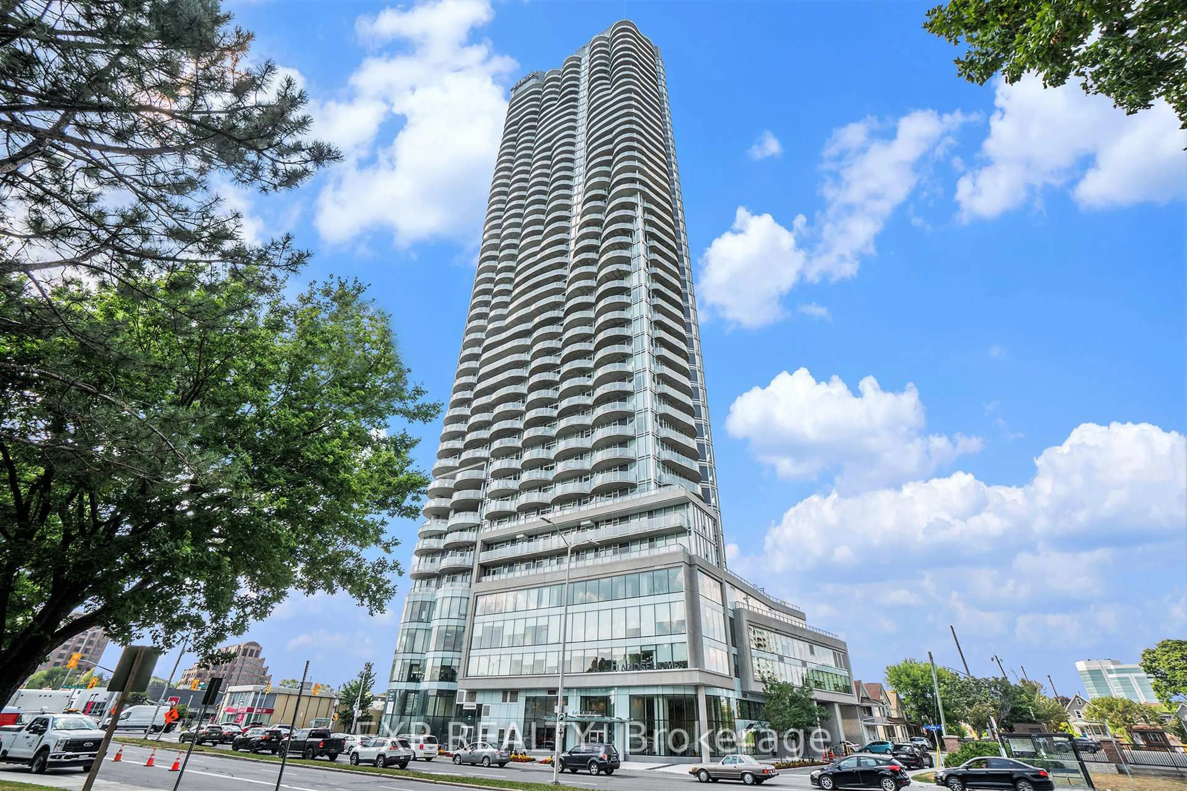 Indoor foyer for 805 Carling Ave #907, Ottawa Ontario K1S 5W9