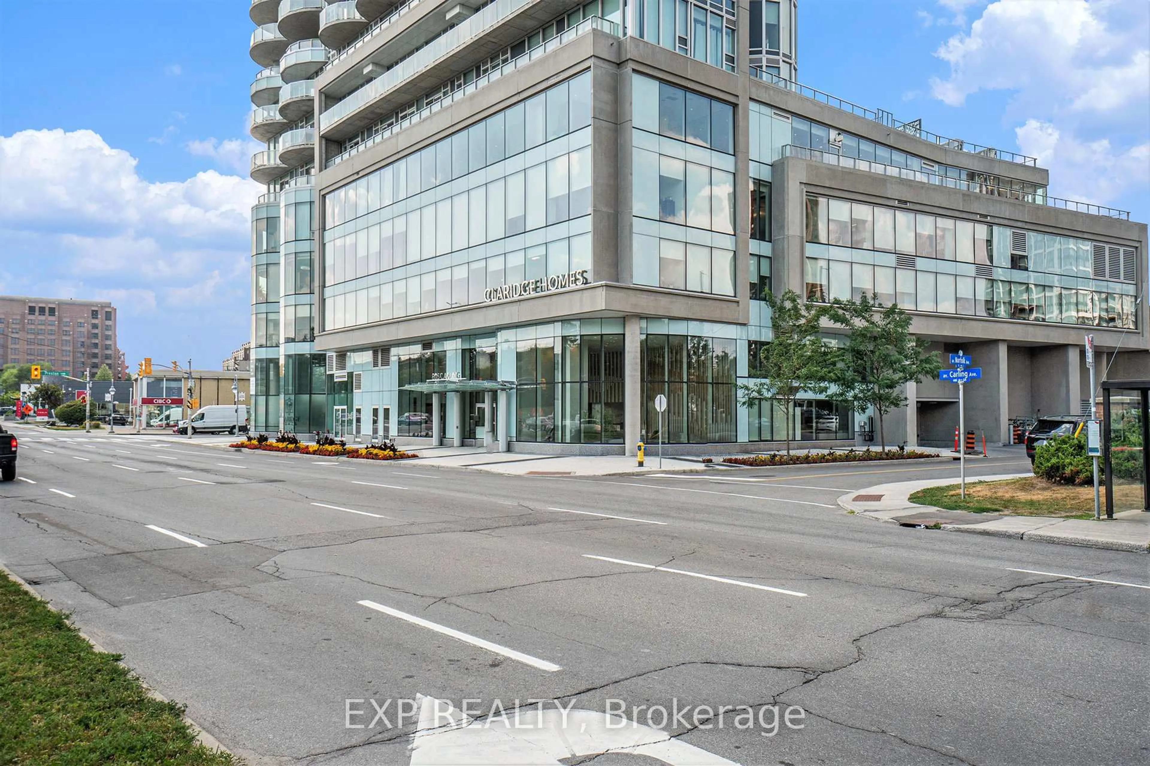 Indoor foyer for 805 Carling Ave #907, Ottawa Ontario K1S 5W9