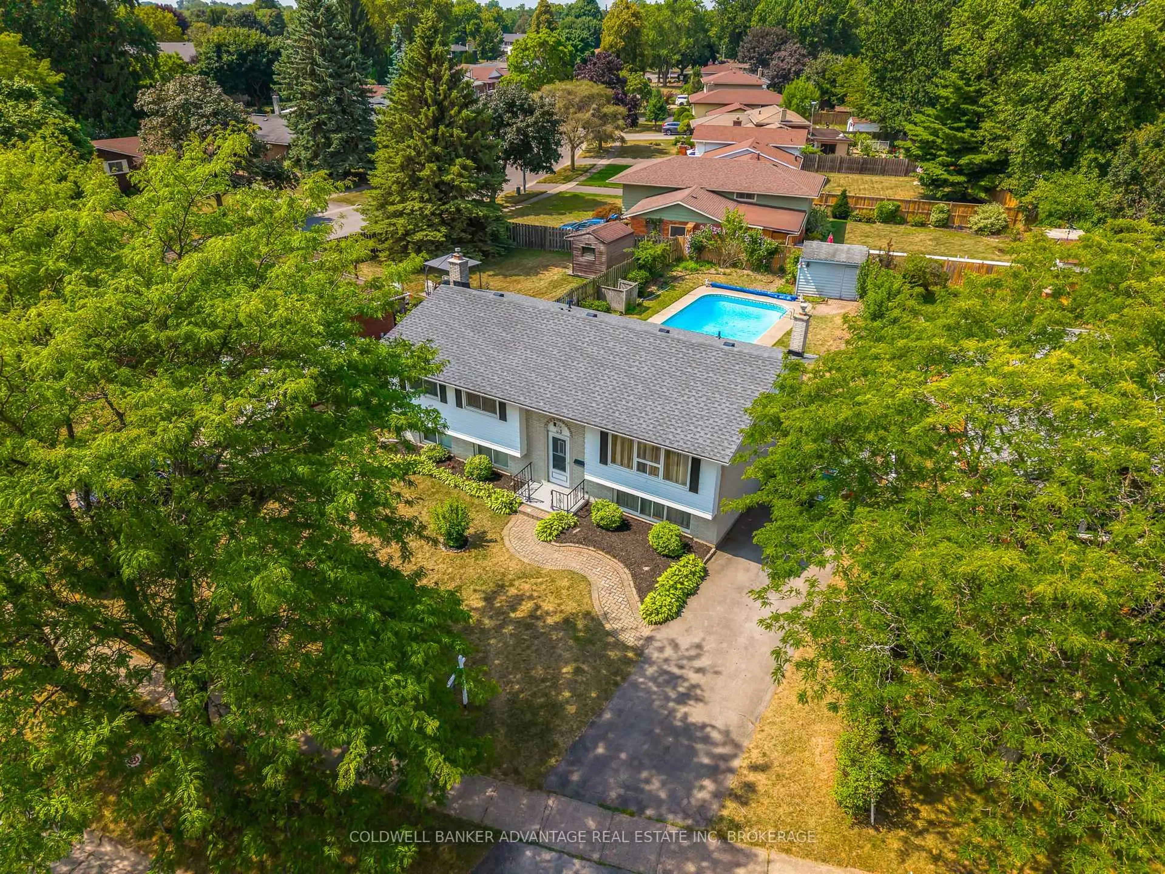 A pic from outside/outdoor area/front of a property/back of a property/a pic from drone, water/lake/river/ocean view for 63 Champlain Ave, Welland Ontario L3C 2L8