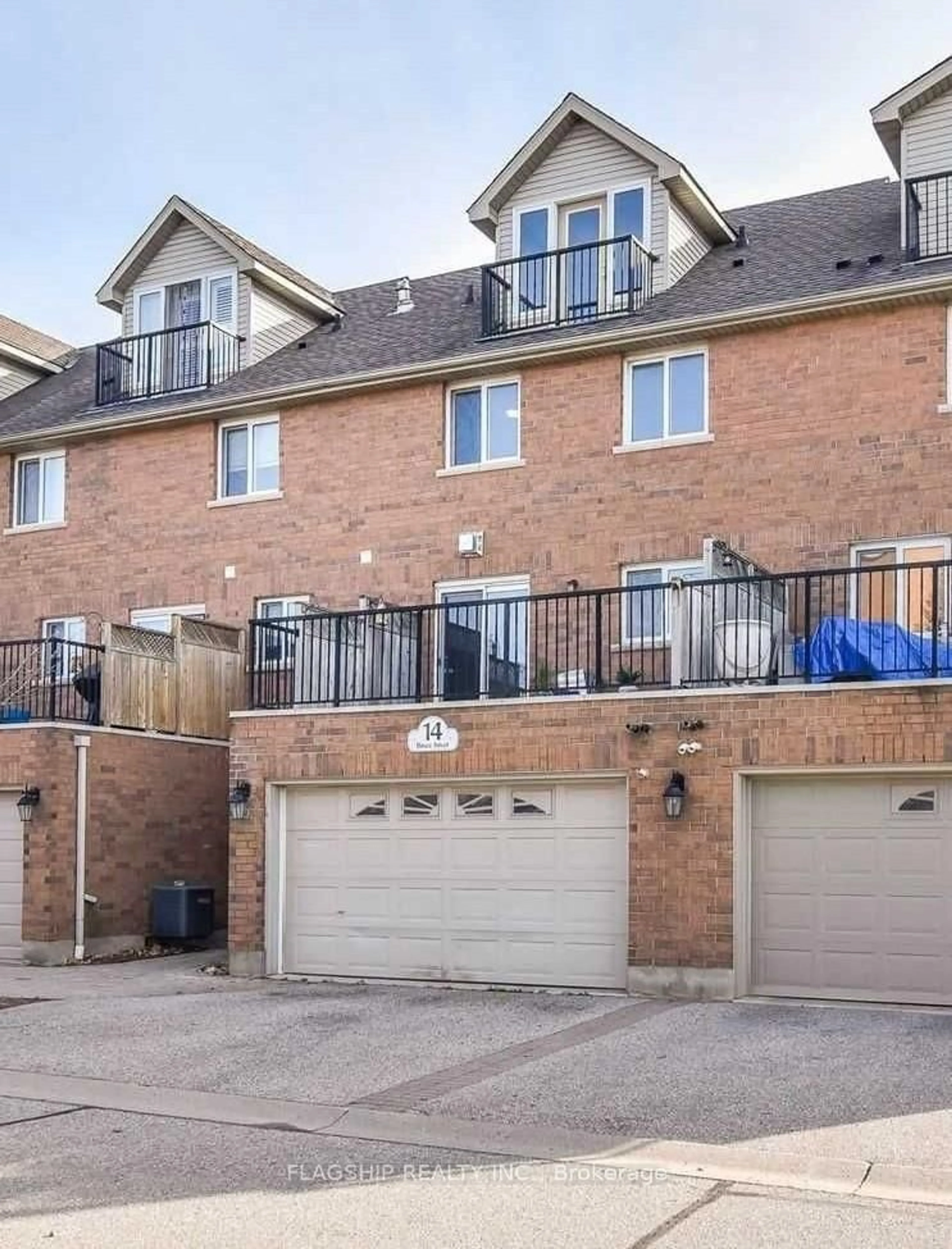A pic from outside/outdoor area/front of a property/back of a property/a pic from drone, street for 14 Bruce St, Cambridge Ontario N1R 8M8