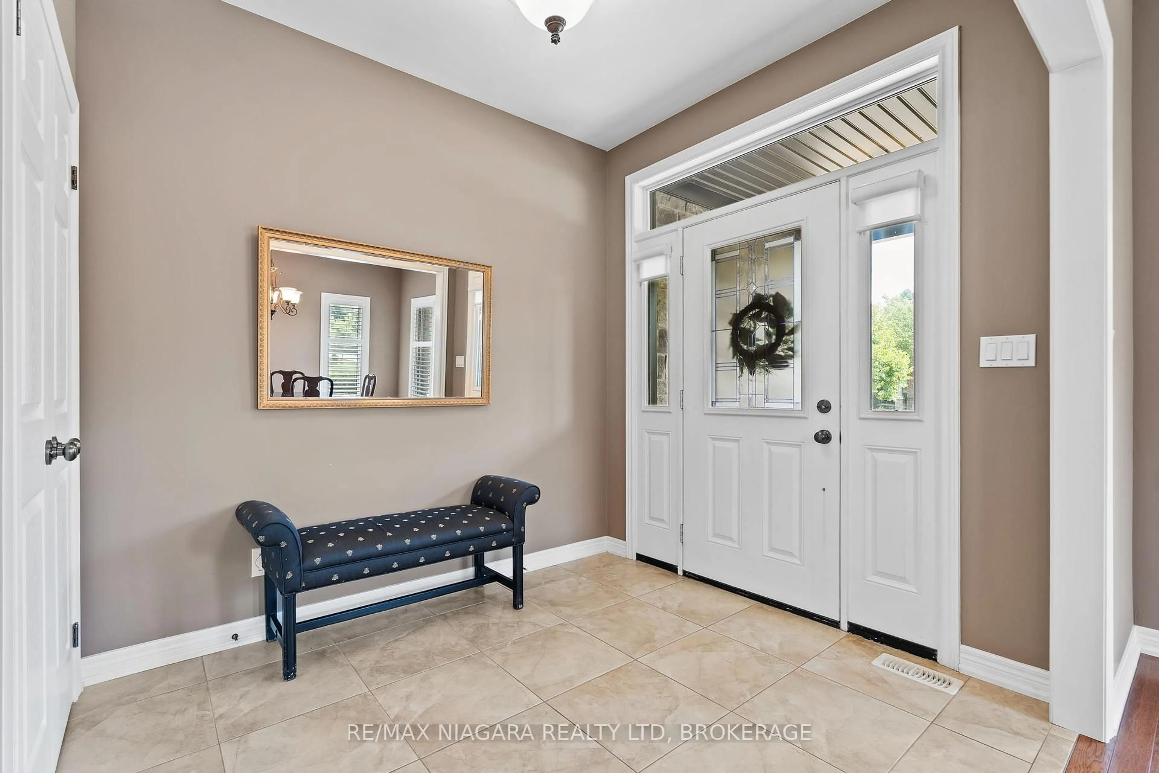 Indoor entryway for 23 GORING Way, Niagara-on-the-Lake Ontario L0S 1J1