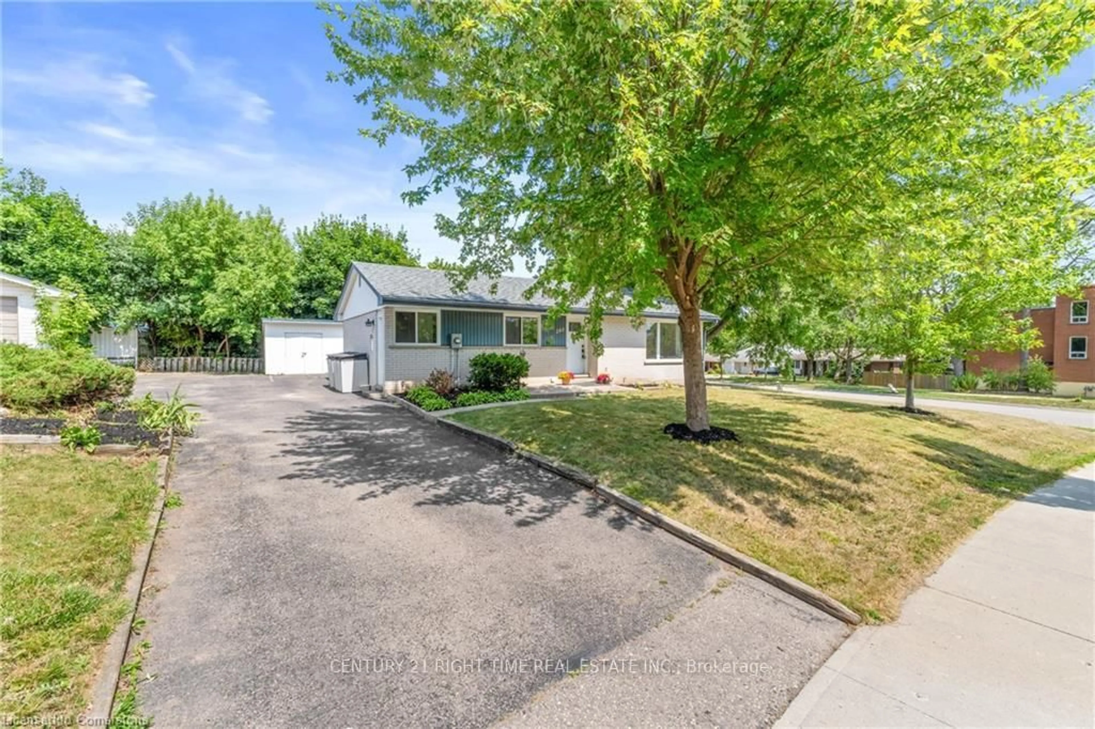 A pic from outside/outdoor area/front of a property/back of a property/a pic from drone, street for 280 DALE Cres, Waterloo Ontario N2J 3Y3
