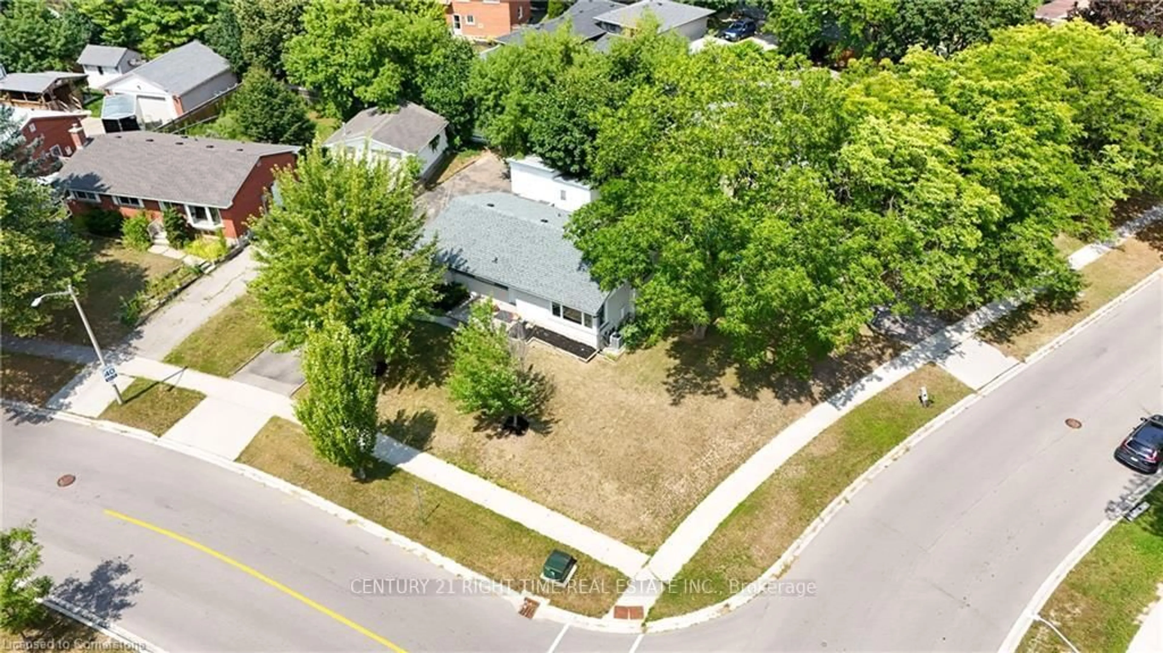 A pic from outside/outdoor area/front of a property/back of a property/a pic from drone, street for 280 DALE Cres, Waterloo Ontario N2J 3Y3