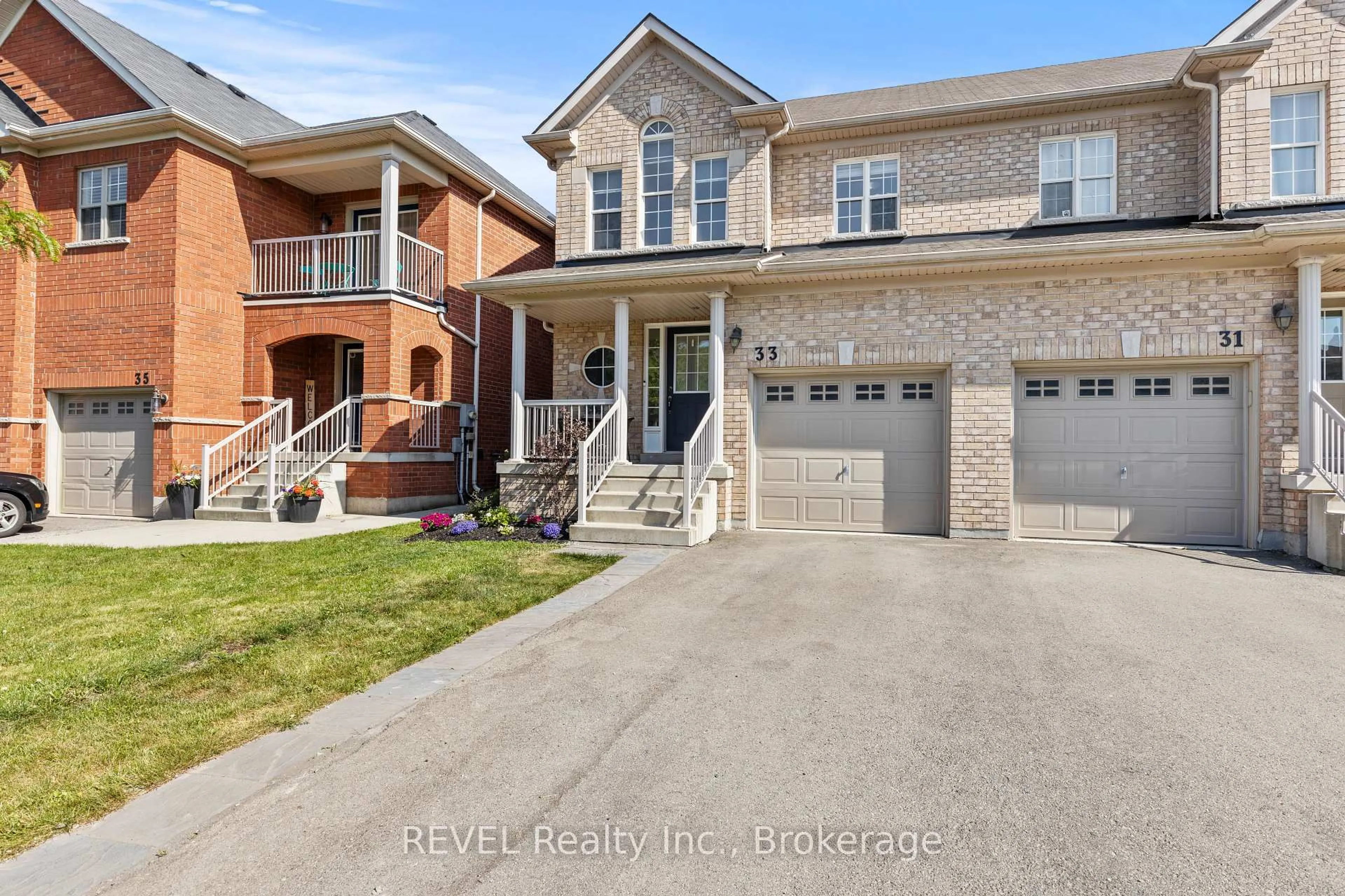 Home with brick exterior material, street for 33 Haynes Crt, Niagara-on-the-Lake Ontario L0S 1J0