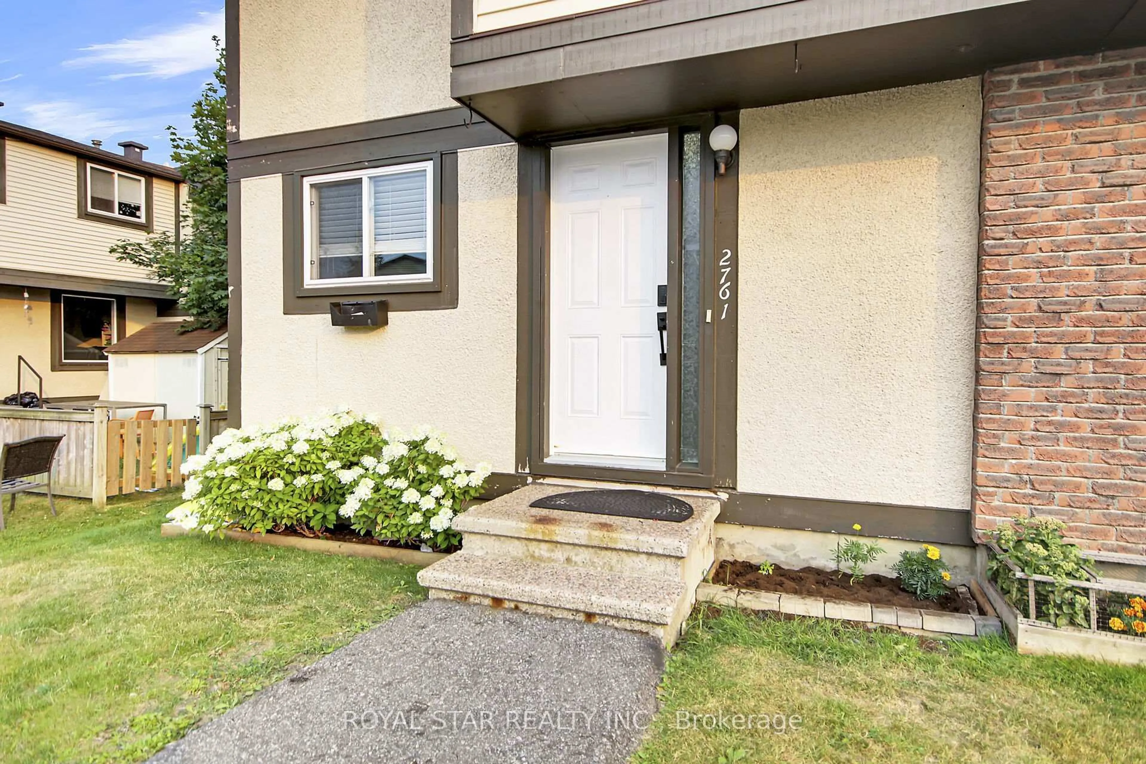 Home with vinyl exterior material, street for 2761 Pimlico Cres, Ottawa Ontario K1T 2A7