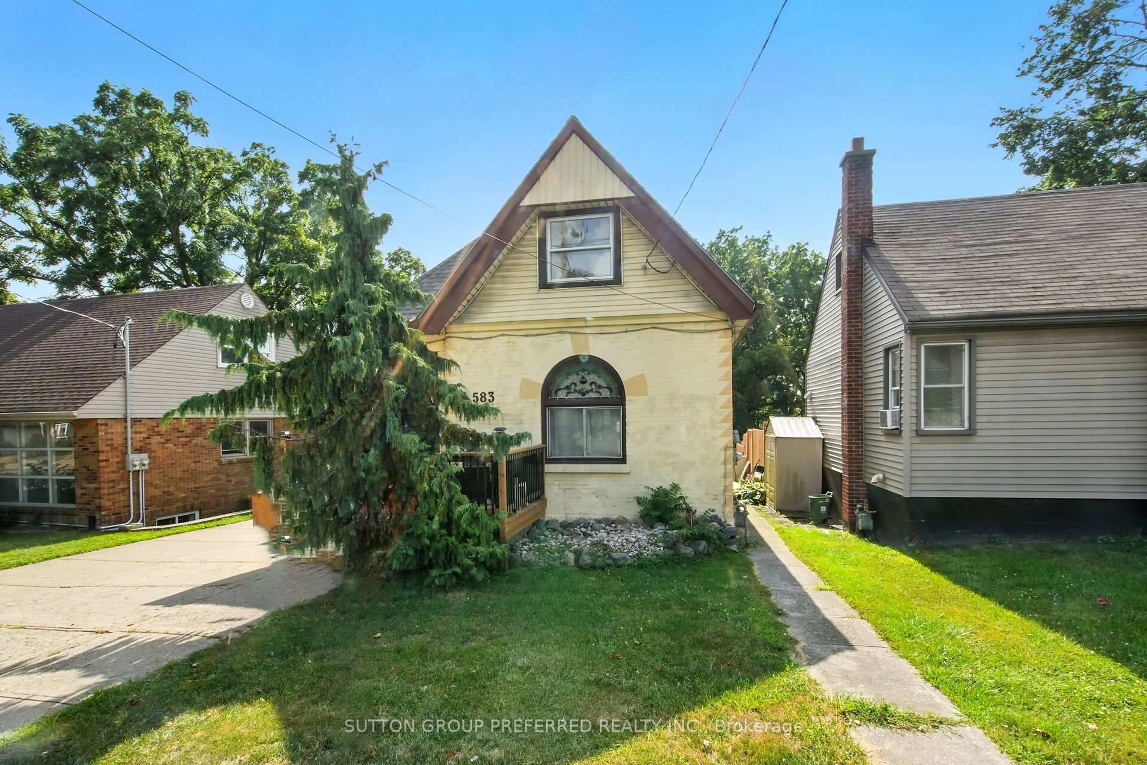 A pic from outside/outdoor area/front of a property/back of a property/a pic from drone, street for 583 Highbury Ave, London East Ontario N5W 4K6