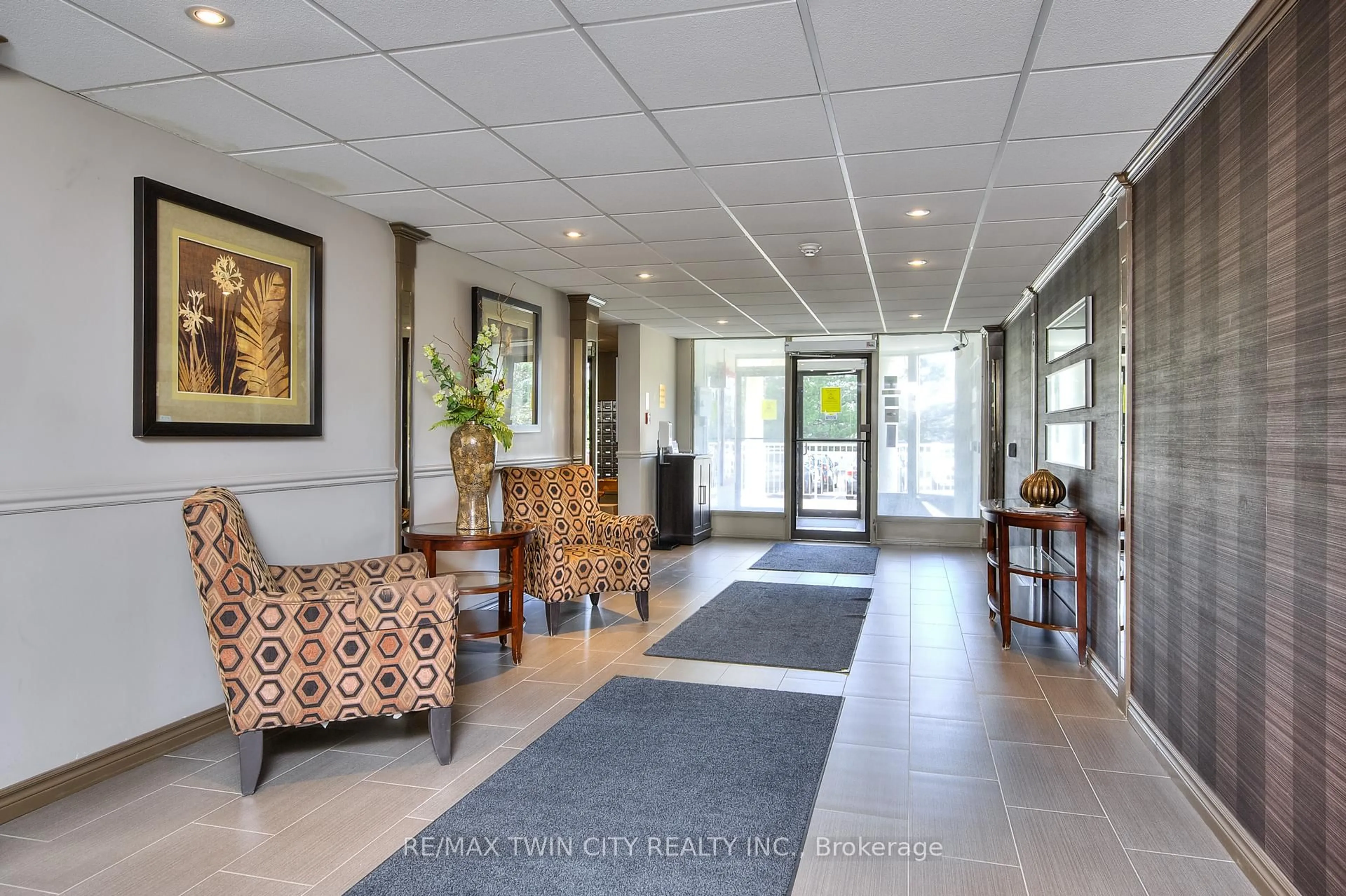 Lobby for 35 Green Valley Dr #211, Kitchener Ontario N2P 2A5