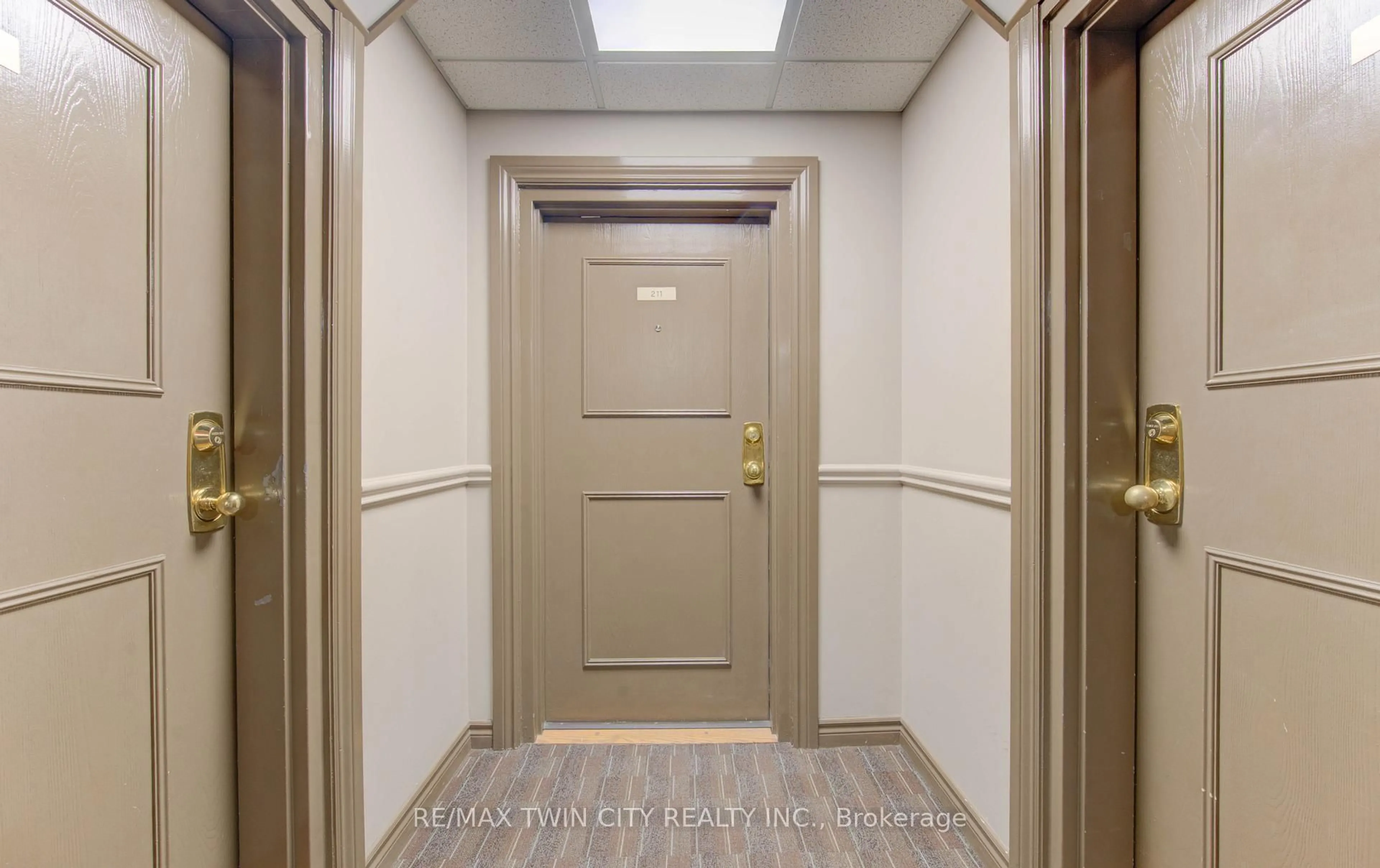 Indoor foyer for 35 Green Valley Dr #211, Kitchener Ontario N2P 2A5