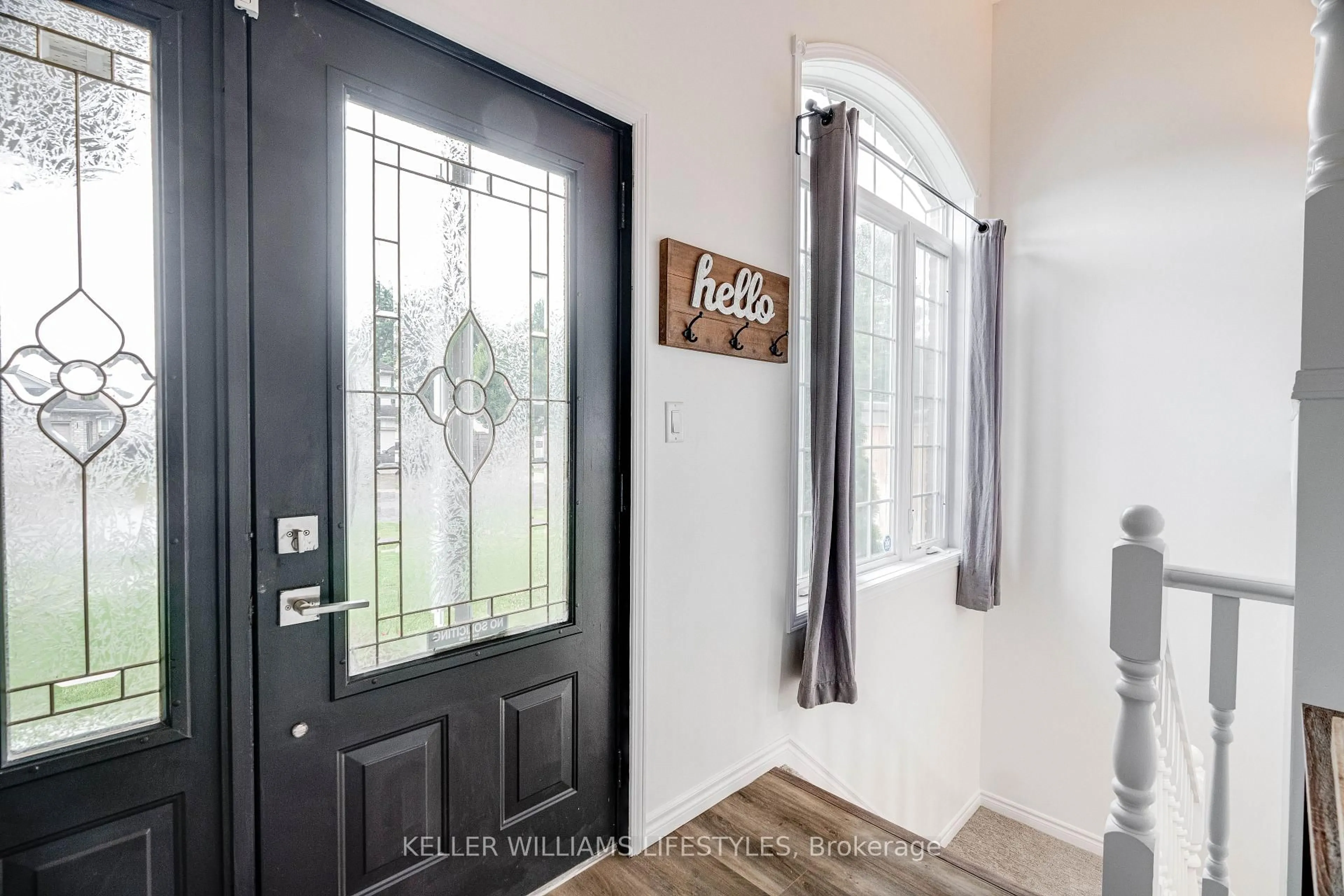 Indoor entryway for 69 Laura Lane, Strathroy-Caradoc Ontario N7G 4K9