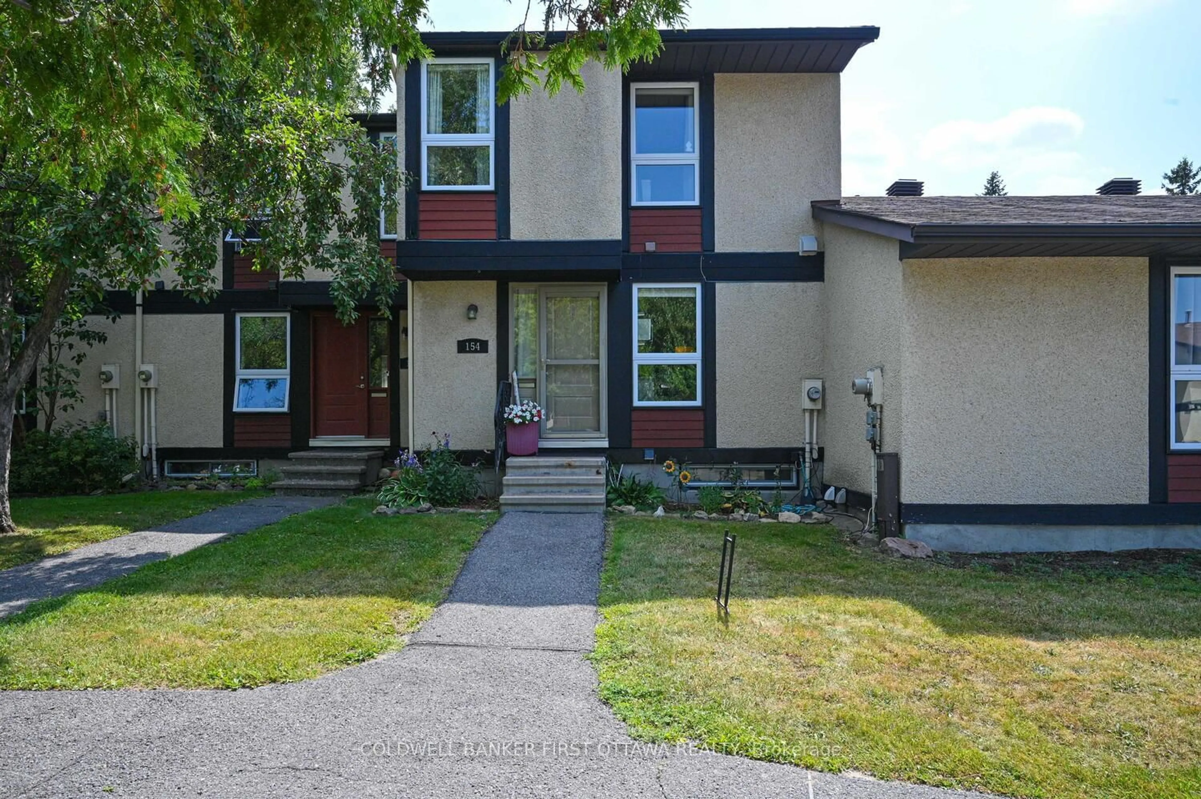 Home with vinyl exterior material, street for 154 McClintock Way, Ottawa Ontario K2L 2A4