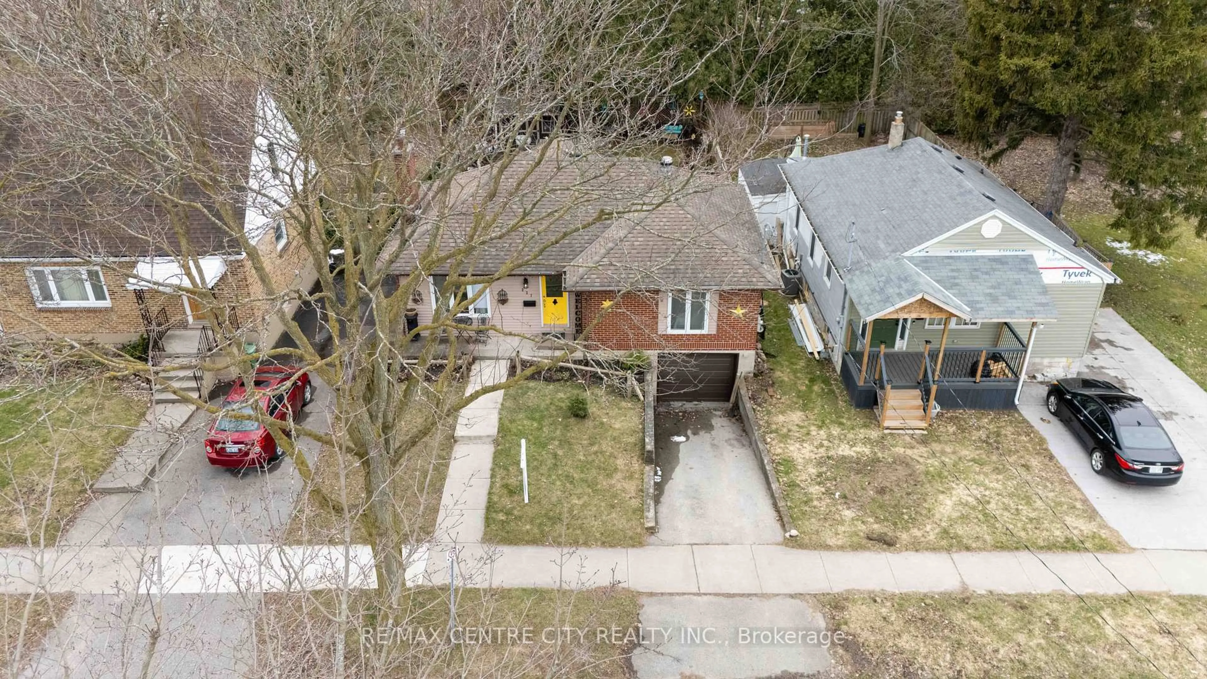 A pic from outside/outdoor area/front of a property/back of a property/a pic from drone, street for 227 Oakland Ave, London East Ontario N5W 4J2