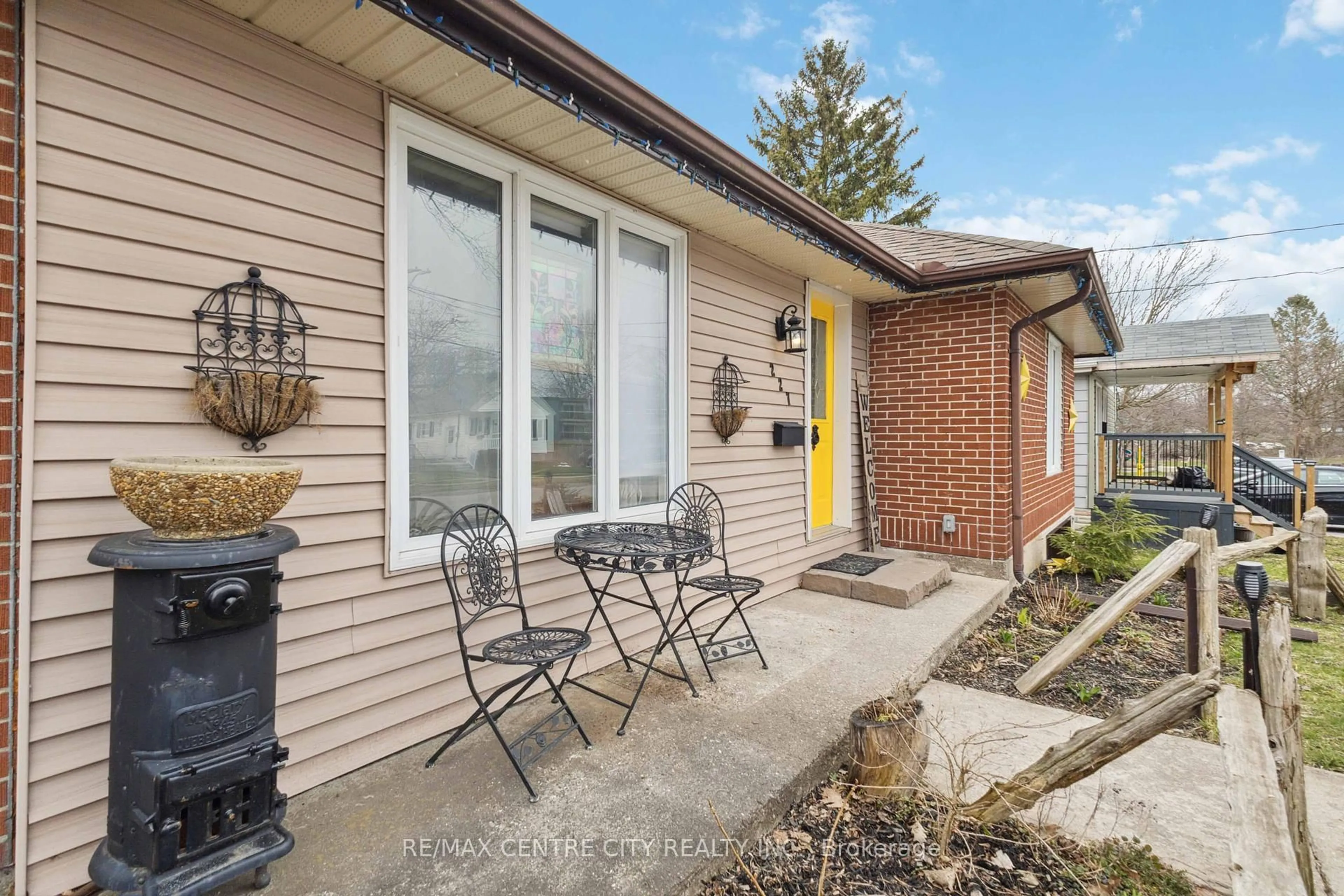 Patio, street for 227 Oakland Ave, London East Ontario N5W 4J2