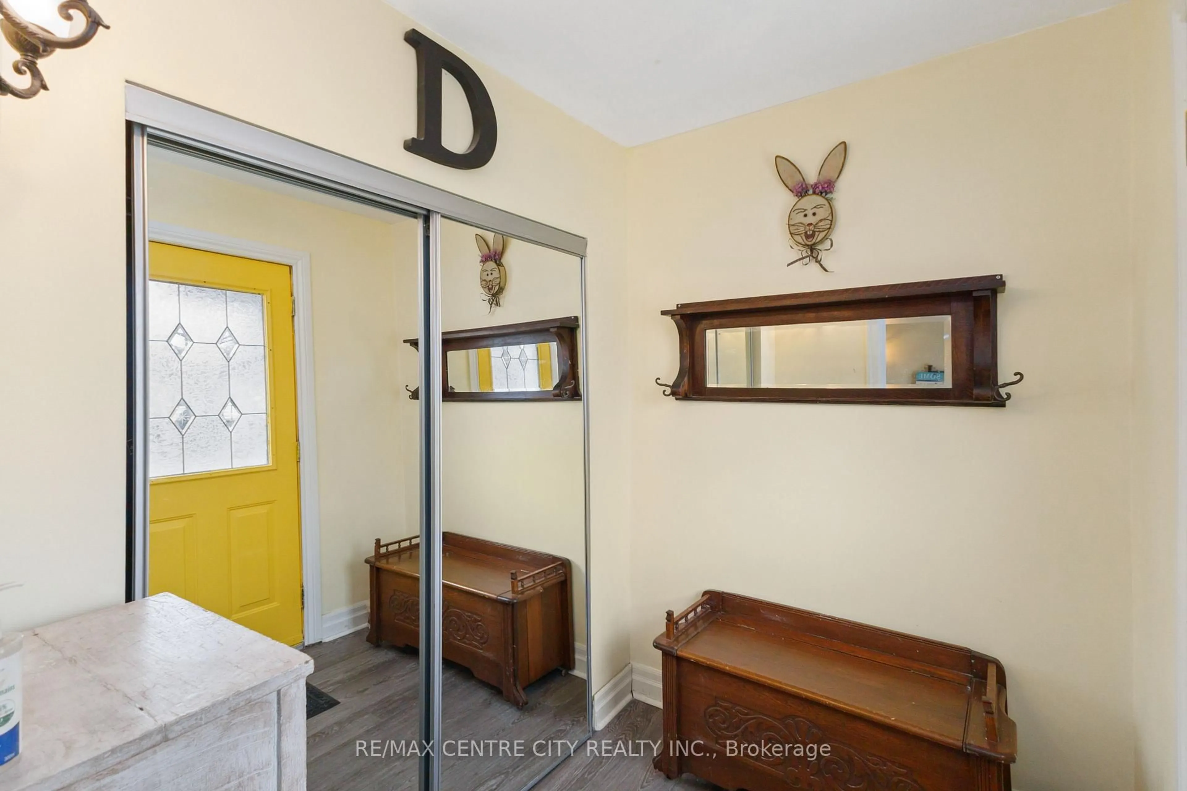 Indoor entryway for 227 Oakland Ave, London East Ontario N5W 4J2