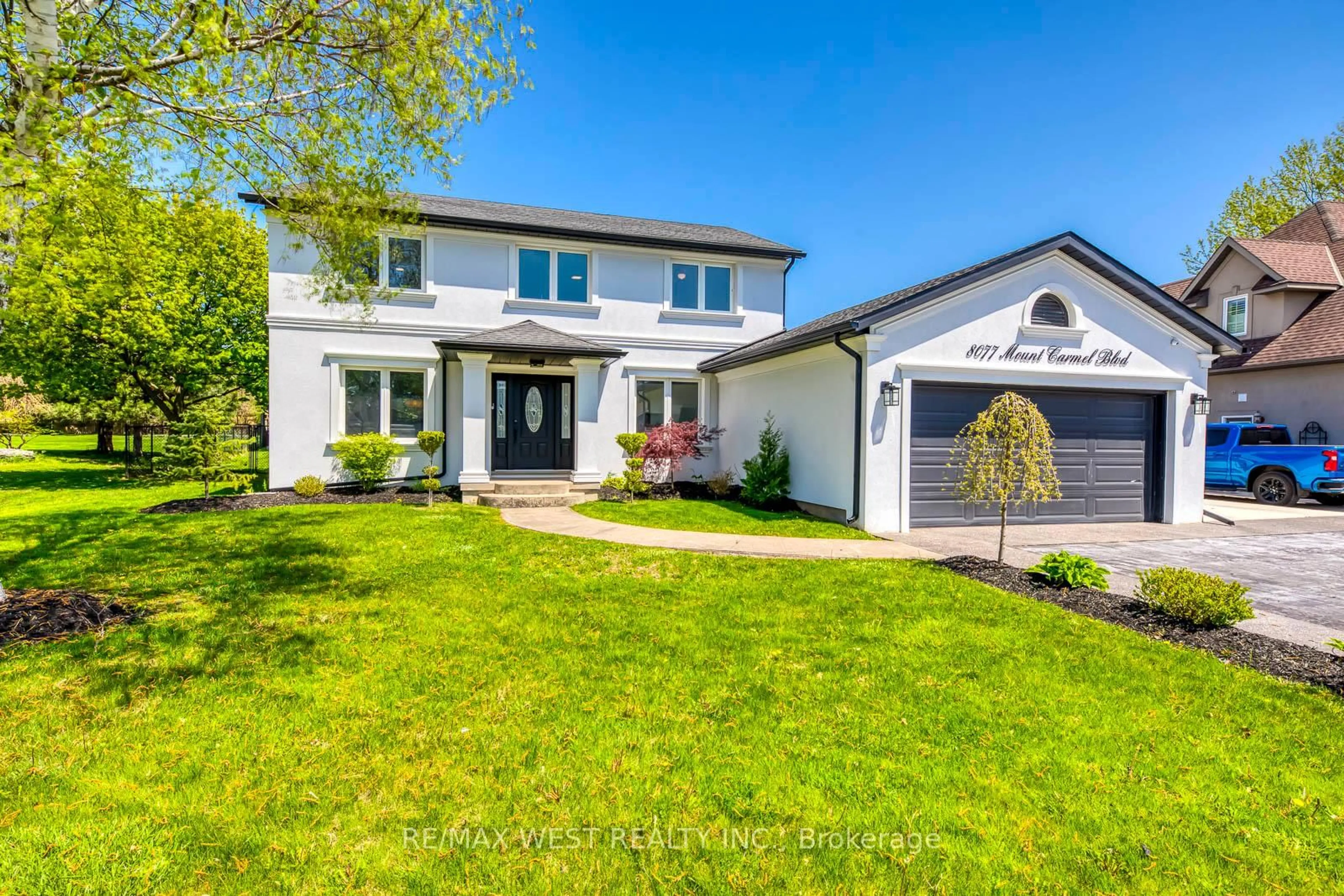 Home with vinyl exterior material, street for 8077 Mount Carmel Blvd, Niagara Falls Ontario L2H 2Y8