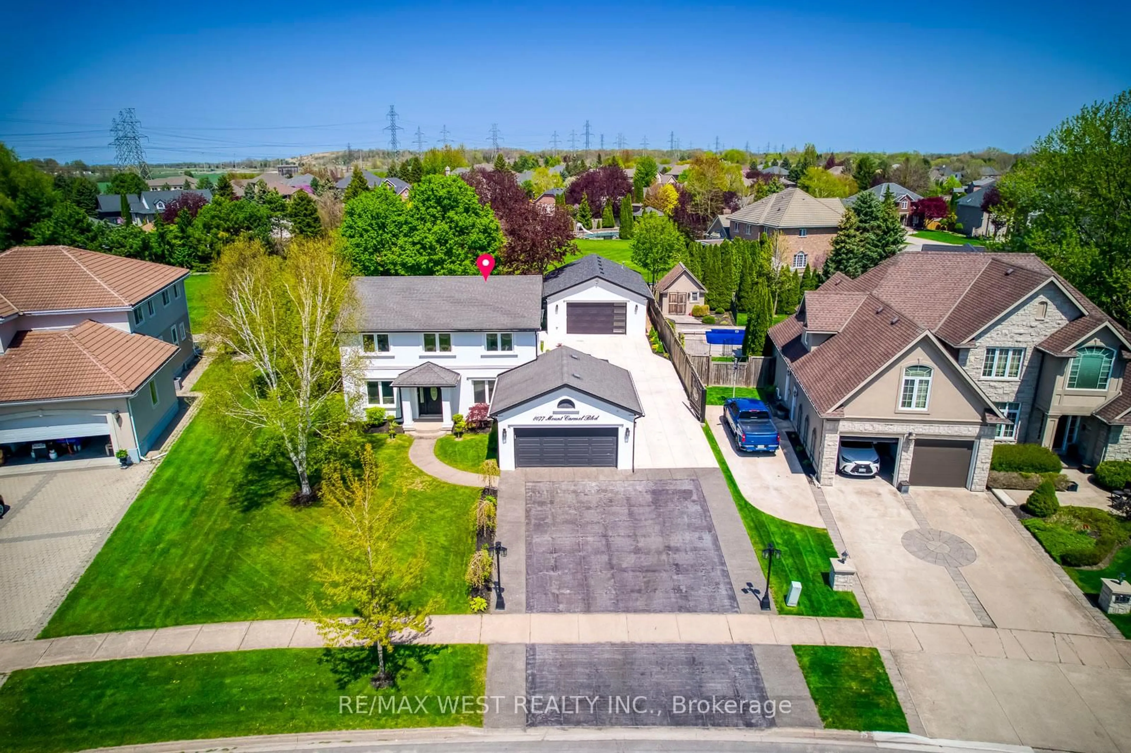 A pic from outside/outdoor area/front of a property/back of a property/a pic from drone, street for 8077 Mount Carmel Blvd, Niagara Falls Ontario L2H 2Y8