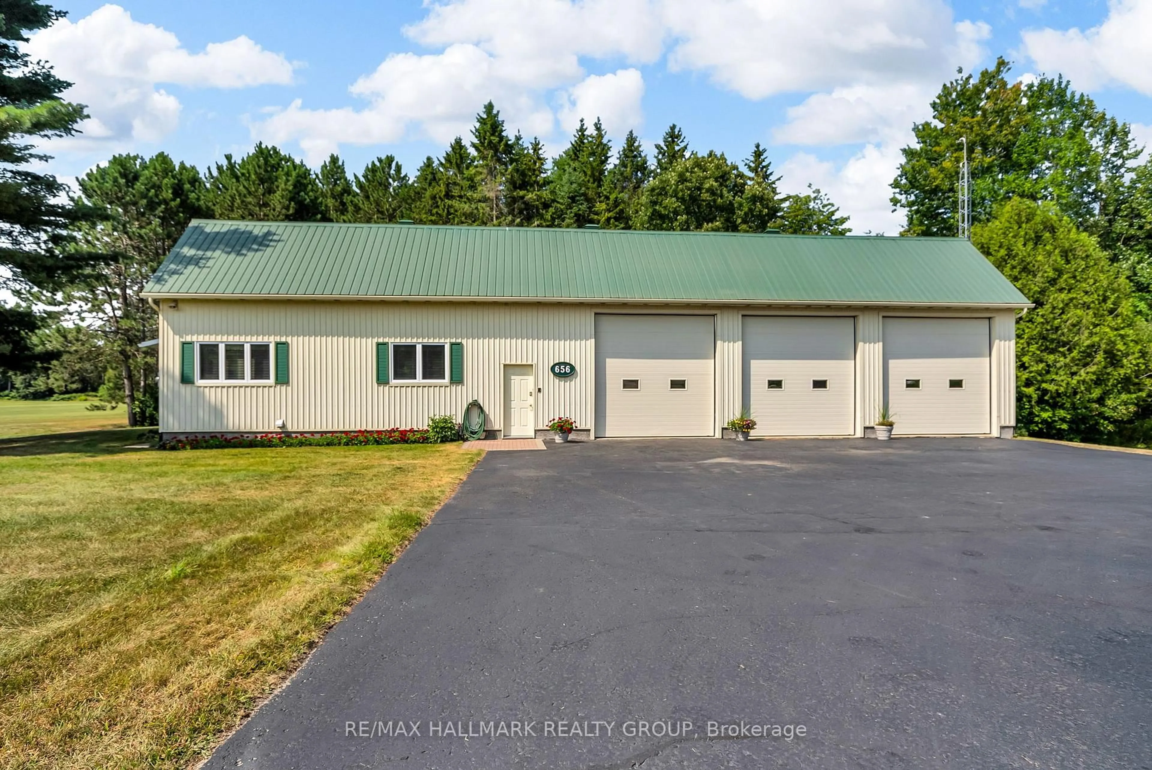 Indoor garage for 656 Ch Station Rd, Alfred and Plantagenet Ontario K0B 1A0