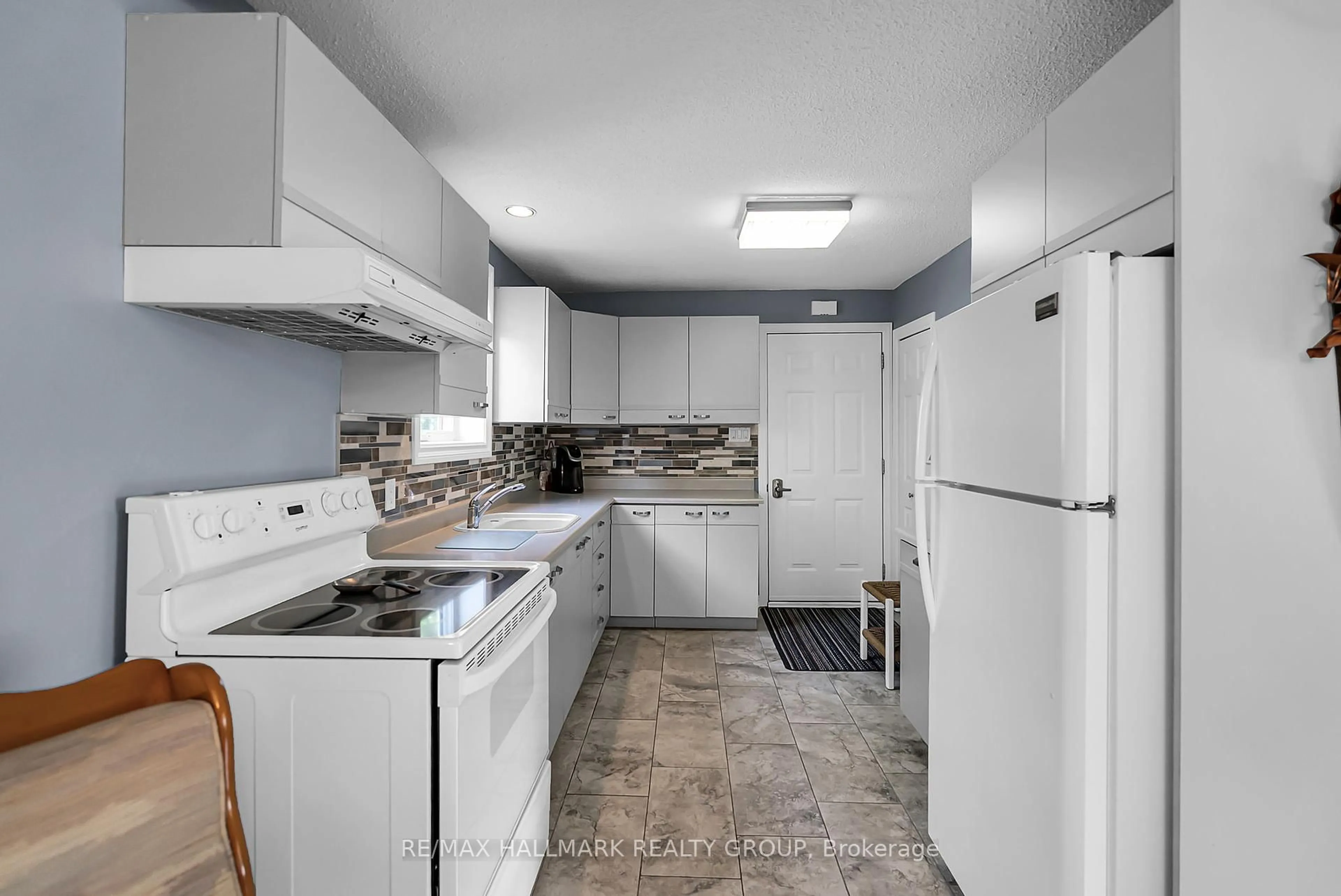 Standard kitchen, ceramic/tile floor for 656 Ch Station Rd, Alfred and Plantagenet Ontario K0B 1A0