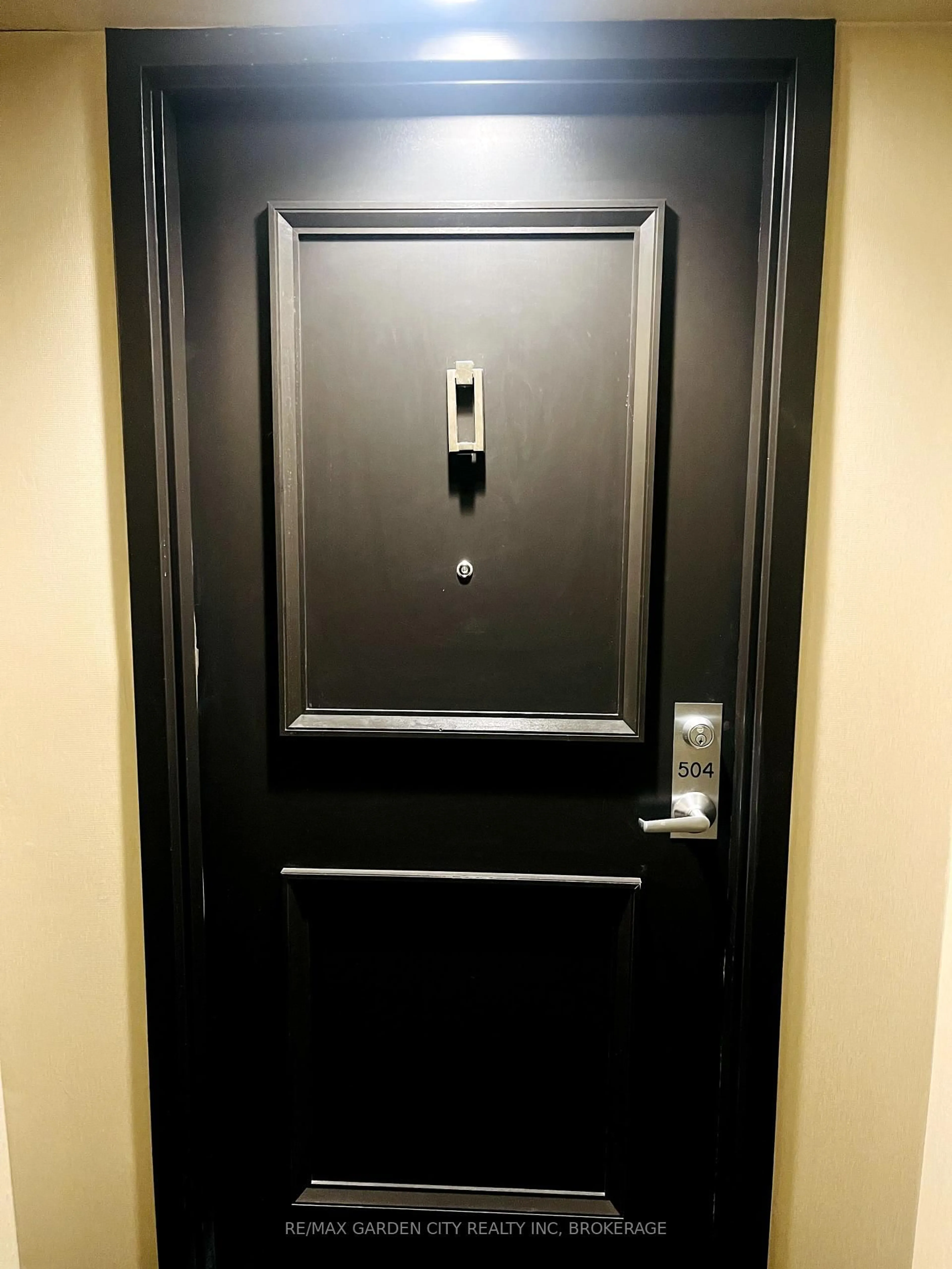 Indoor foyer for 8111 Forest Glen Dr #504, Niagara Falls Ontario L2H 2Y7