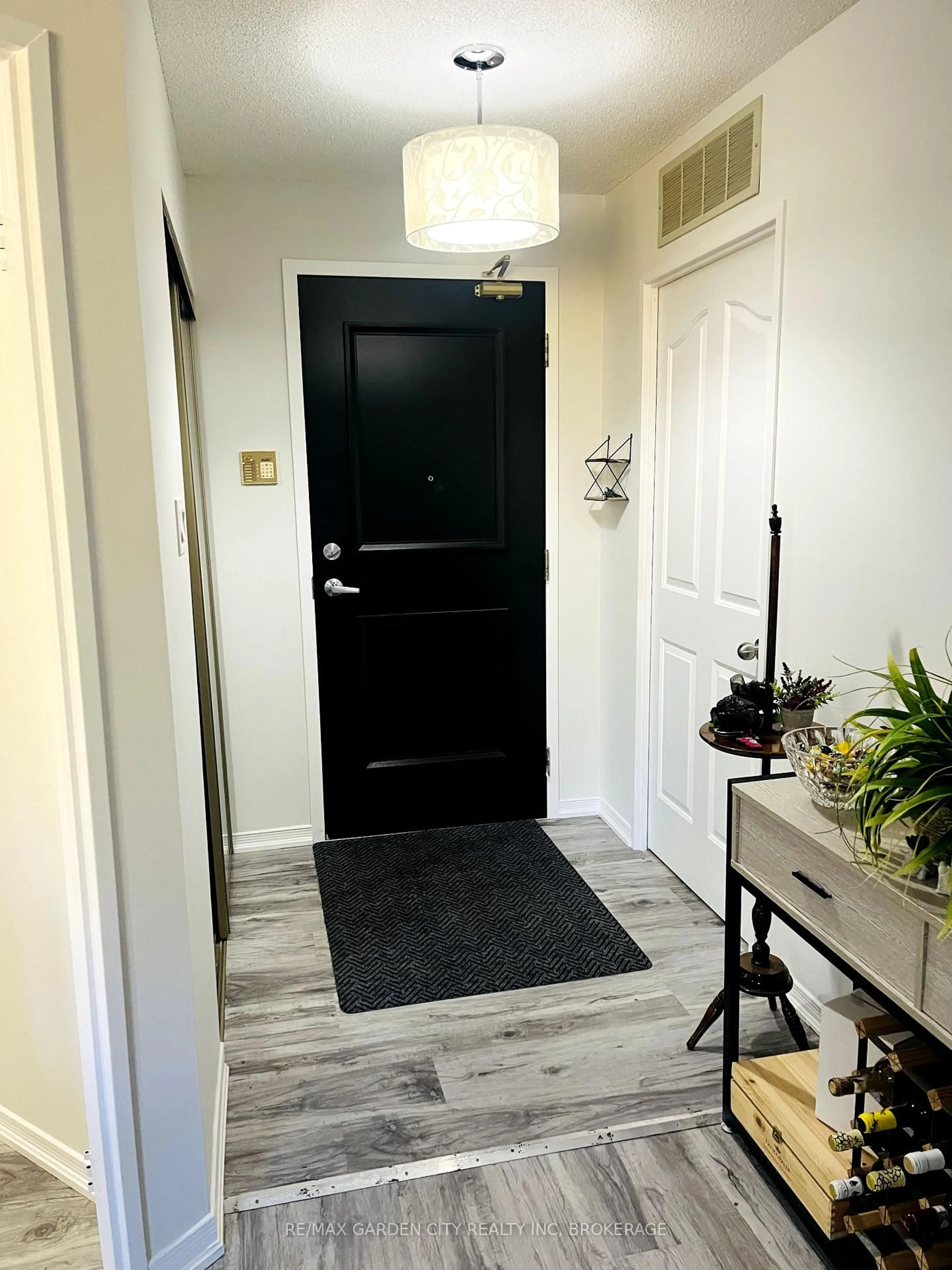 Indoor entryway for 8111 Forest Glen Dr #504, Niagara Falls Ontario L2H 2Y7
