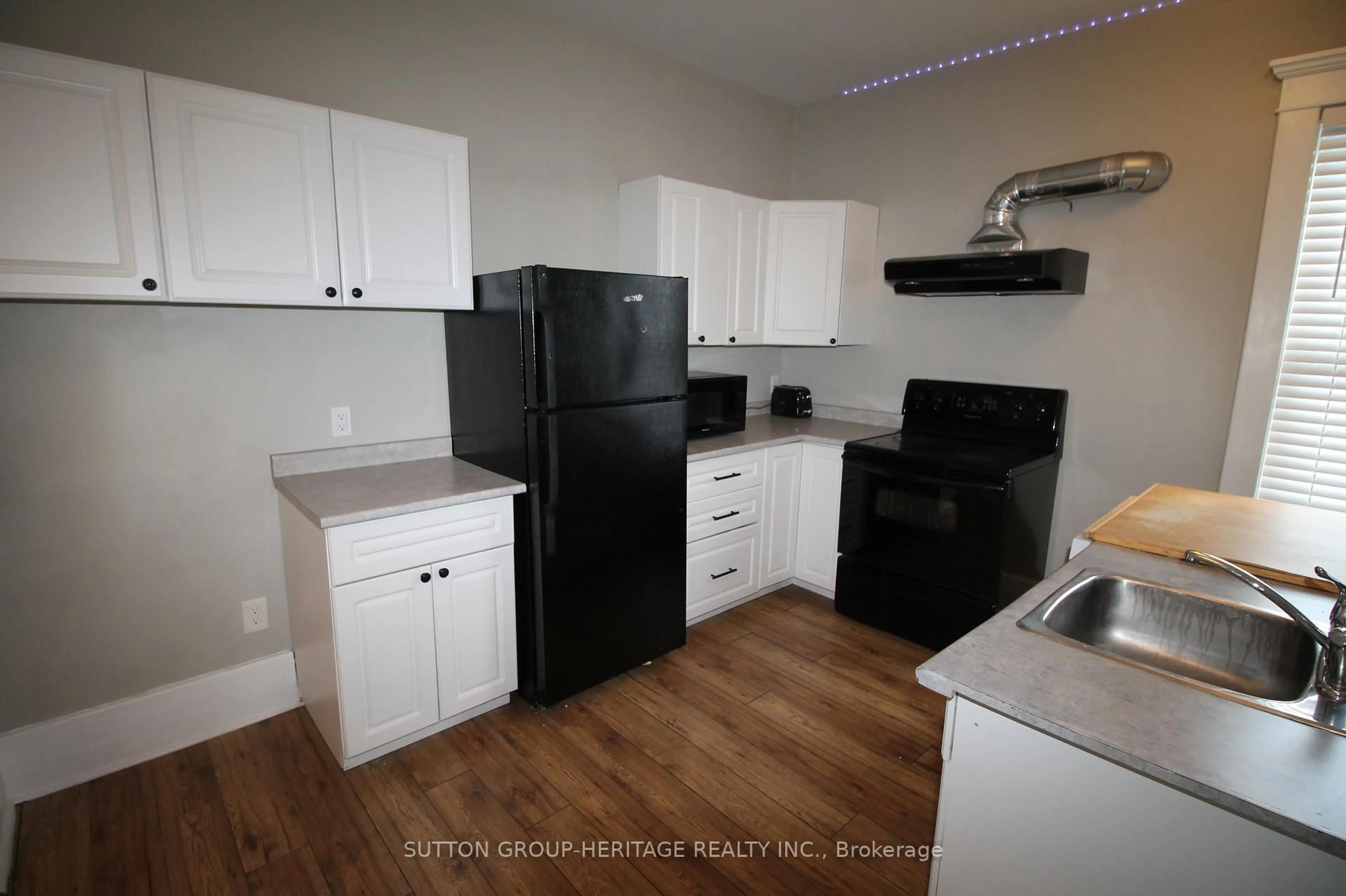 Standard kitchen, unknown for 260 Stewart St, Peterborough Central Ontario K9J 3M9