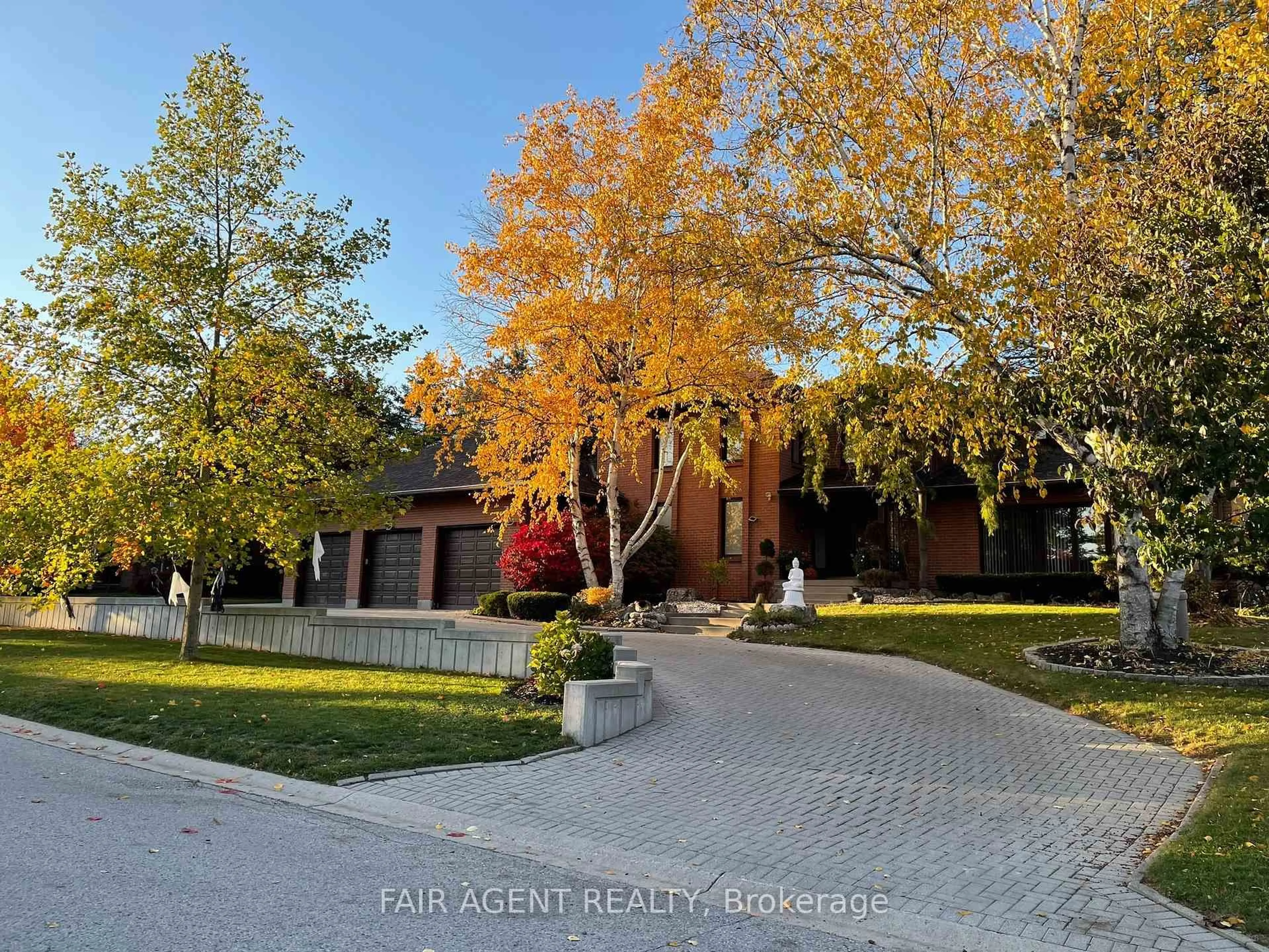 A pic from outside/outdoor area/front of a property/back of a property/a pic from drone, street for 18 TOBIN Crt, London South Ontario N6K 3Y3