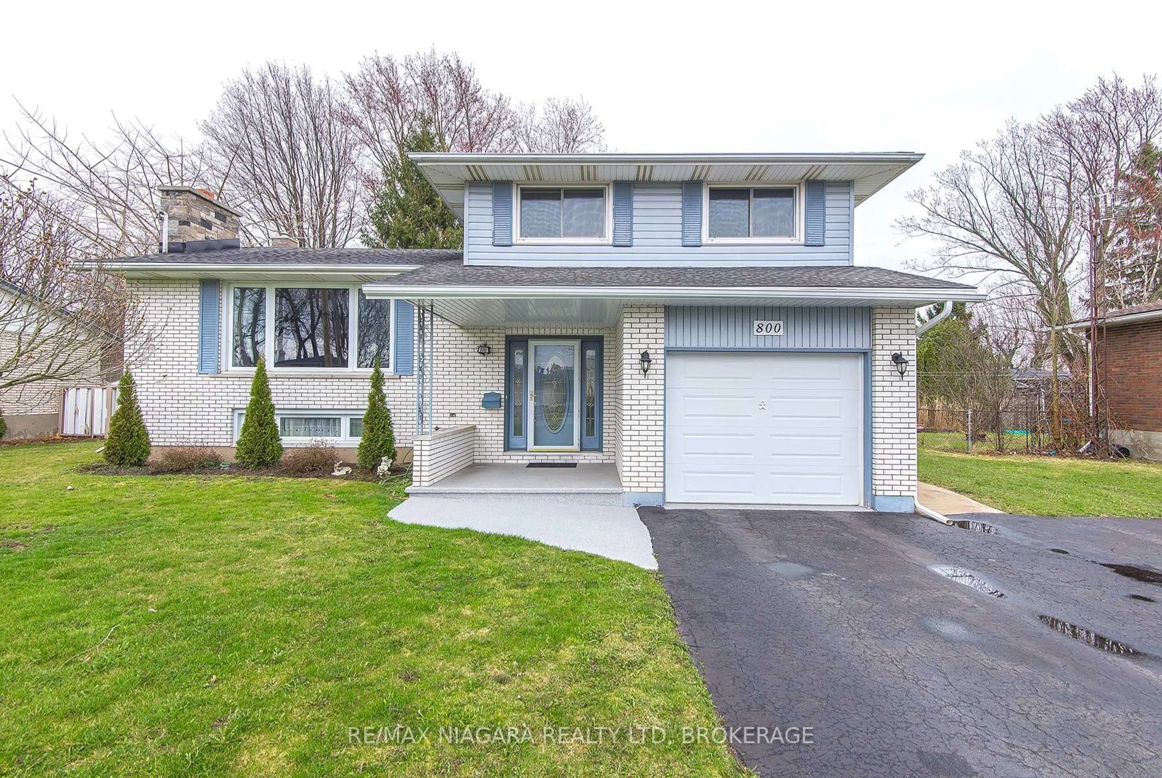 Home with vinyl exterior material, street for 800 Ferndale Ave, Fort Erie Ontario L2A 5E2
