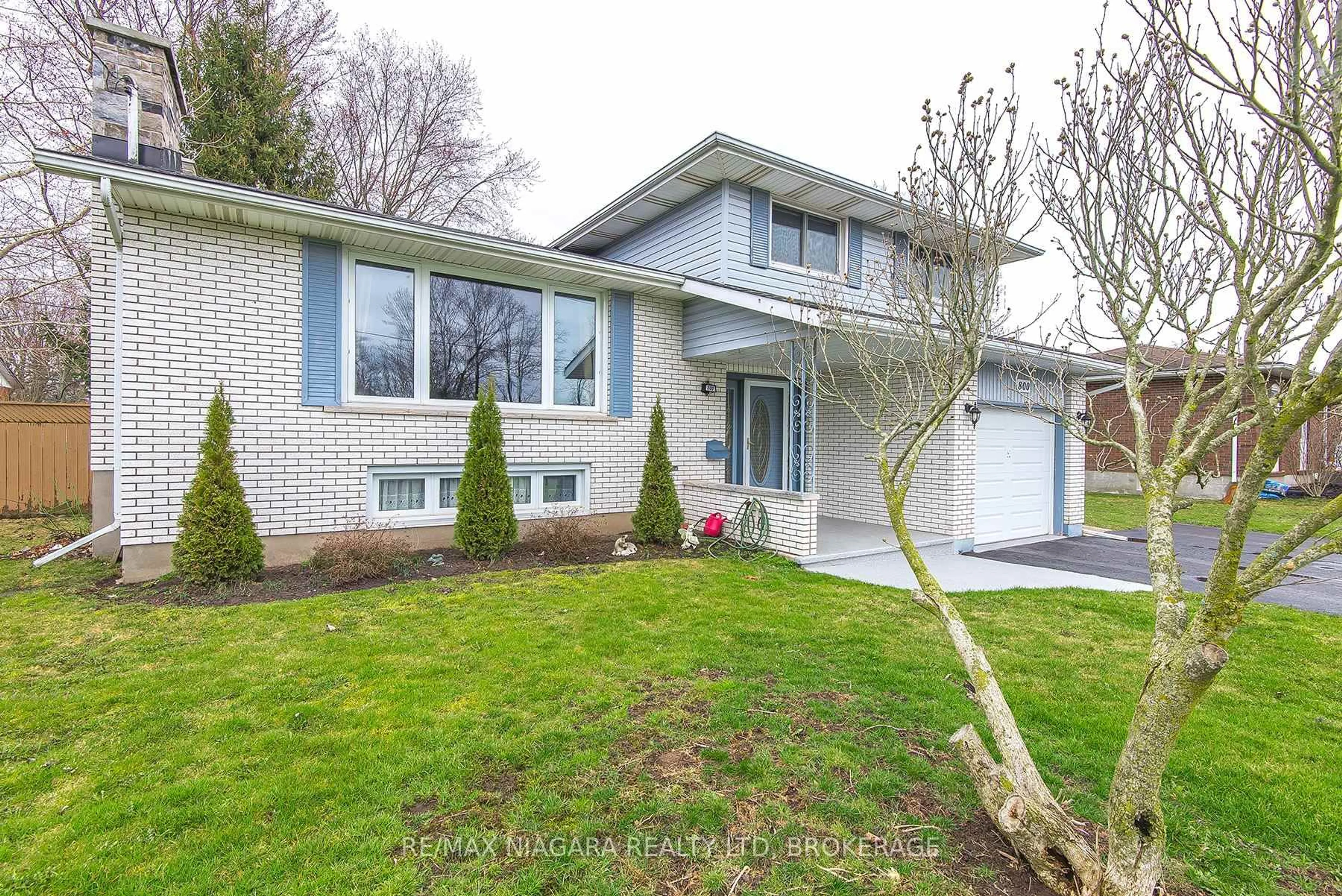 Home with vinyl exterior material, street for 800 Ferndale Ave, Fort Erie Ontario L2A 5E2
