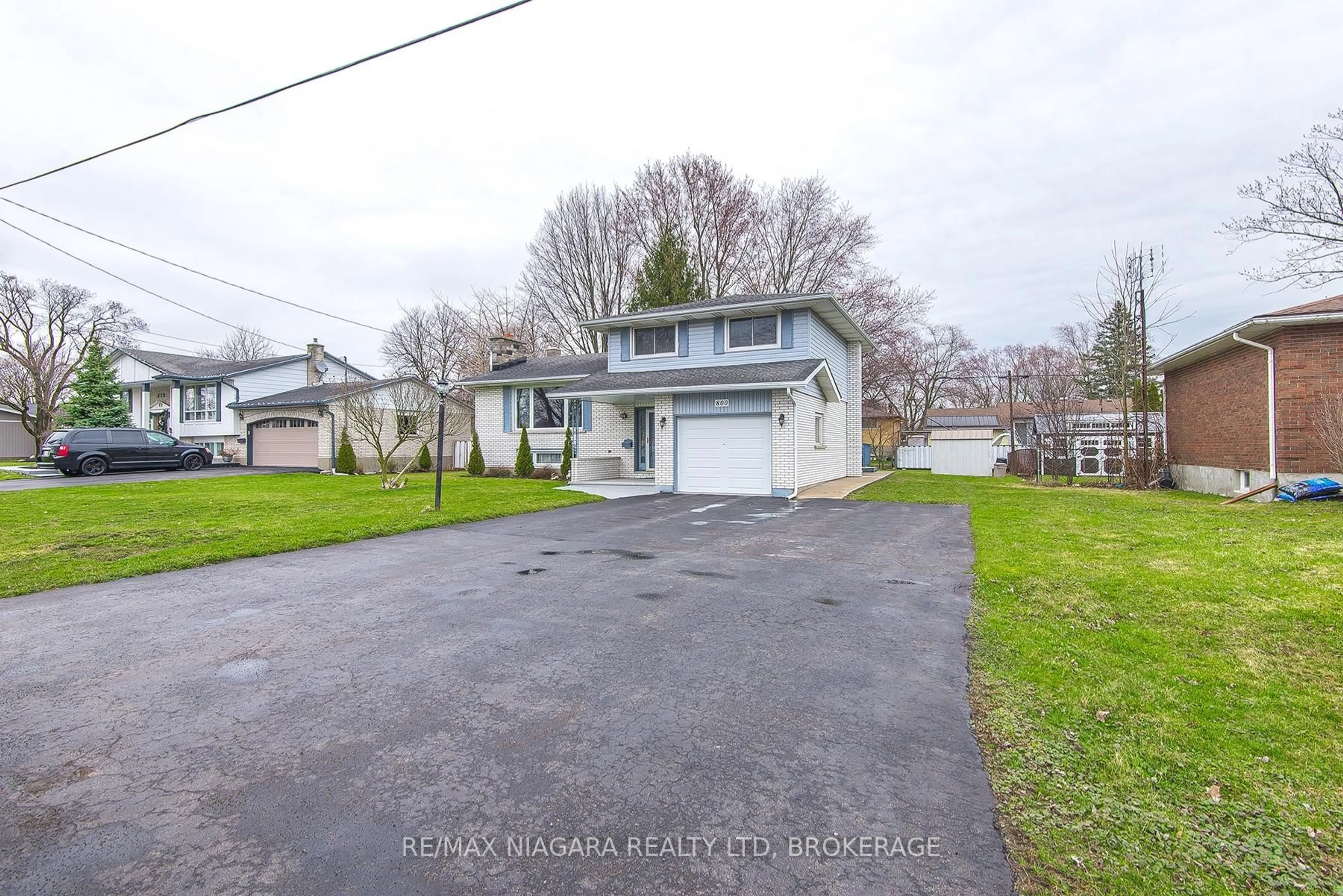 A pic from outside/outdoor area/front of a property/back of a property/a pic from drone, street for 800 Ferndale Ave, Fort Erie Ontario L2A 5E2