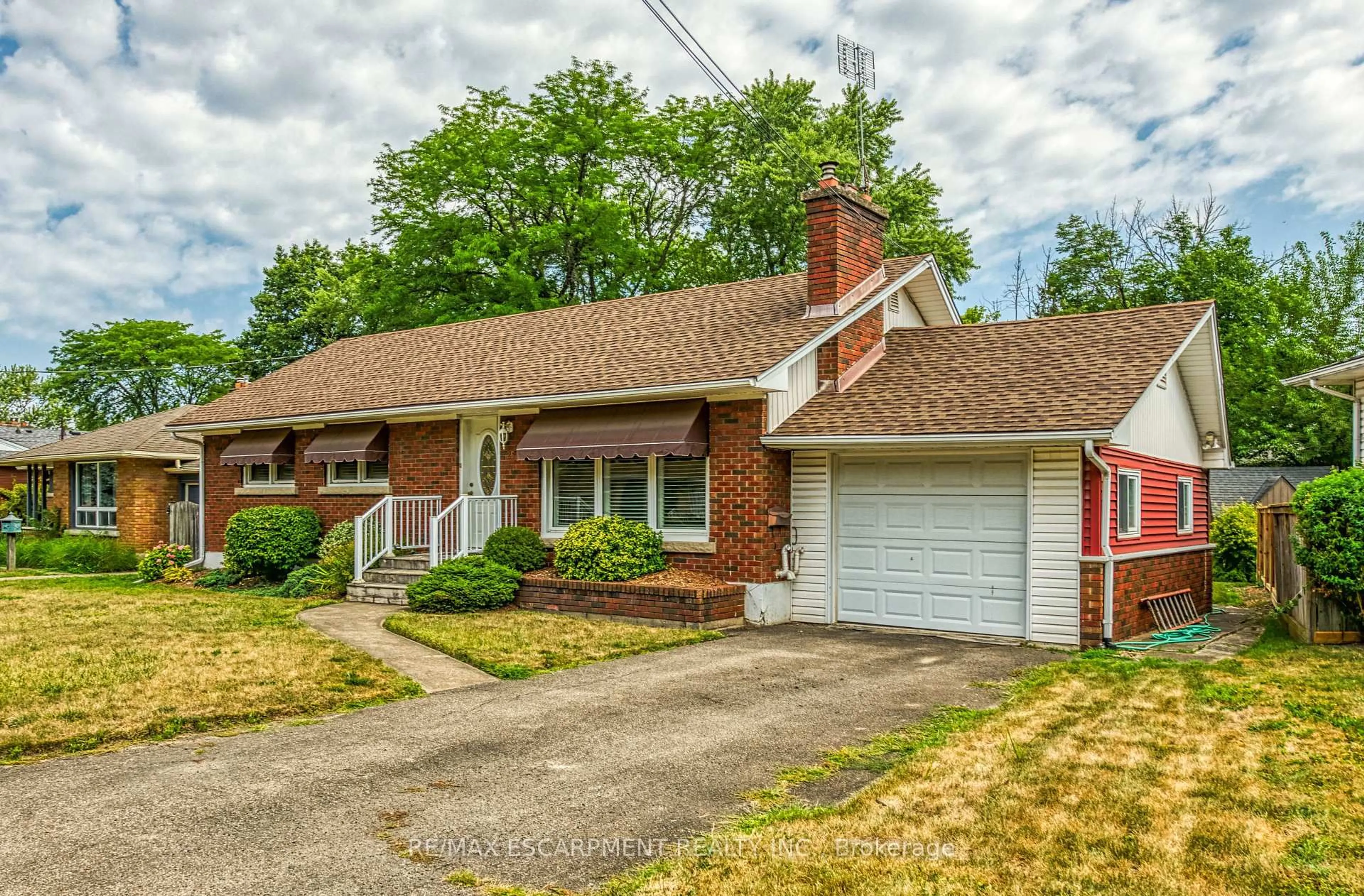 Home with brick exterior material, street for 25 ELM RIDGE Dr, St. Catharines Ontario L2T 2A7