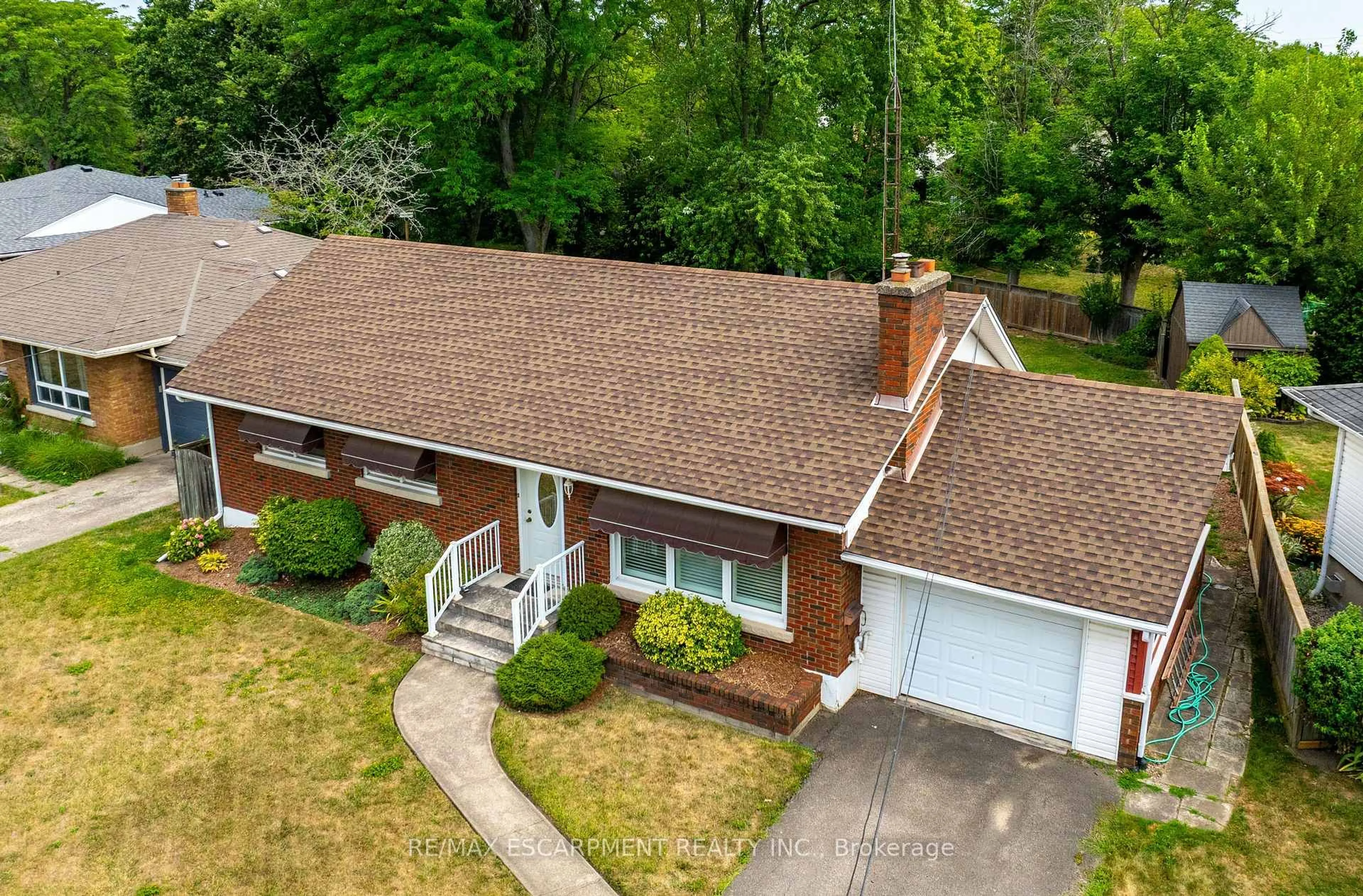A pic from outside/outdoor area/front of a property/back of a property/a pic from drone, street for 25 ELM RIDGE Dr, St. Catharines Ontario L2T 2A7