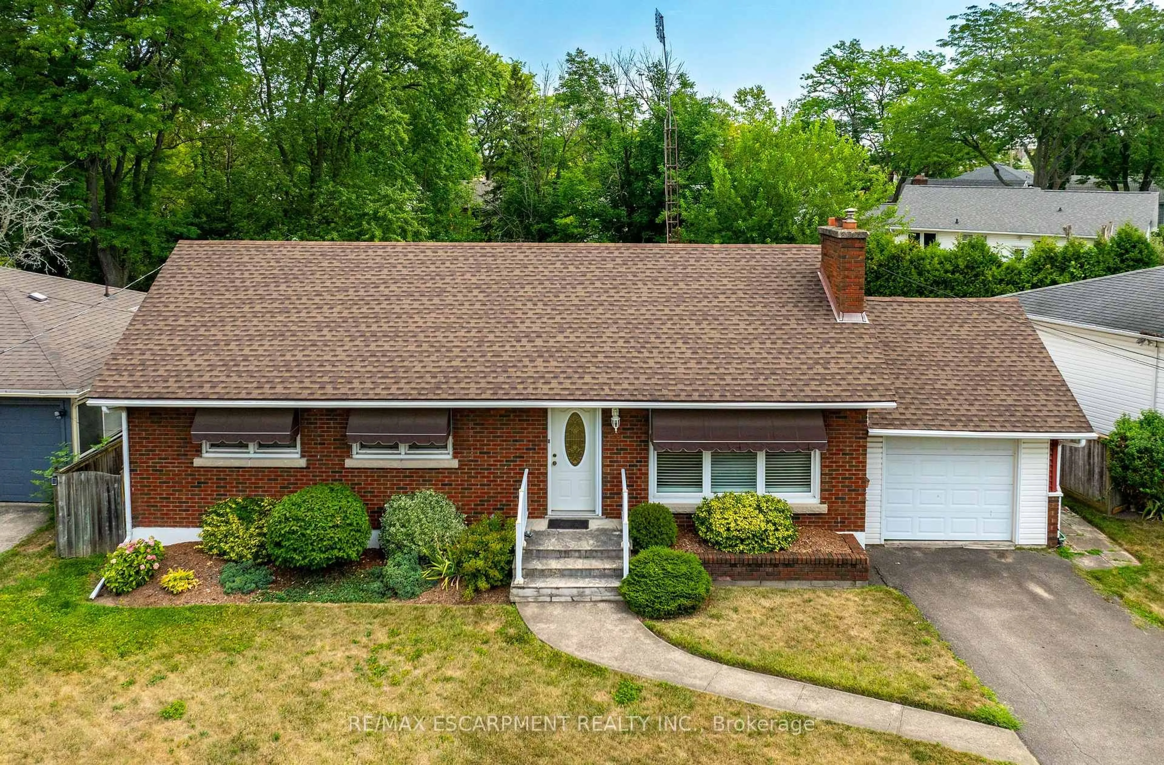 Home with brick exterior material, street for 25 ELM RIDGE Dr, St. Catharines Ontario L2T 2A7