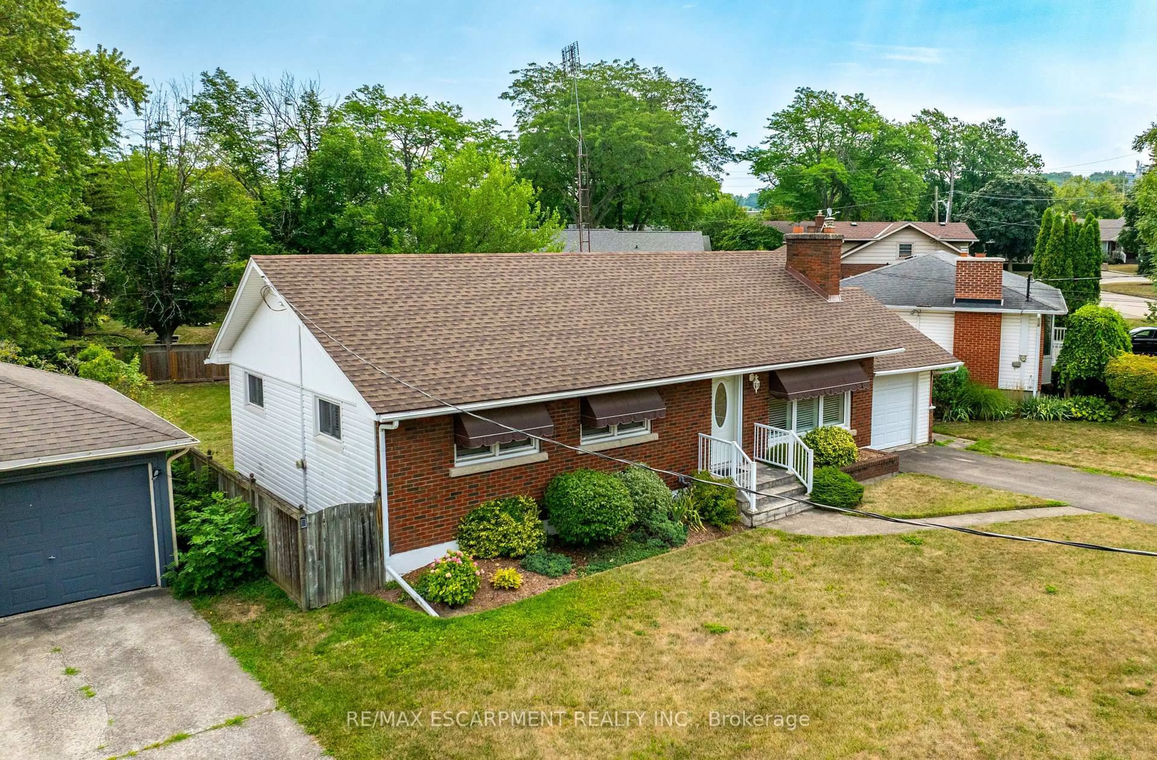 A pic from outside/outdoor area/front of a property/back of a property/a pic from drone, street for 25 ELM RIDGE Dr, St. Catharines Ontario L2T 2A7