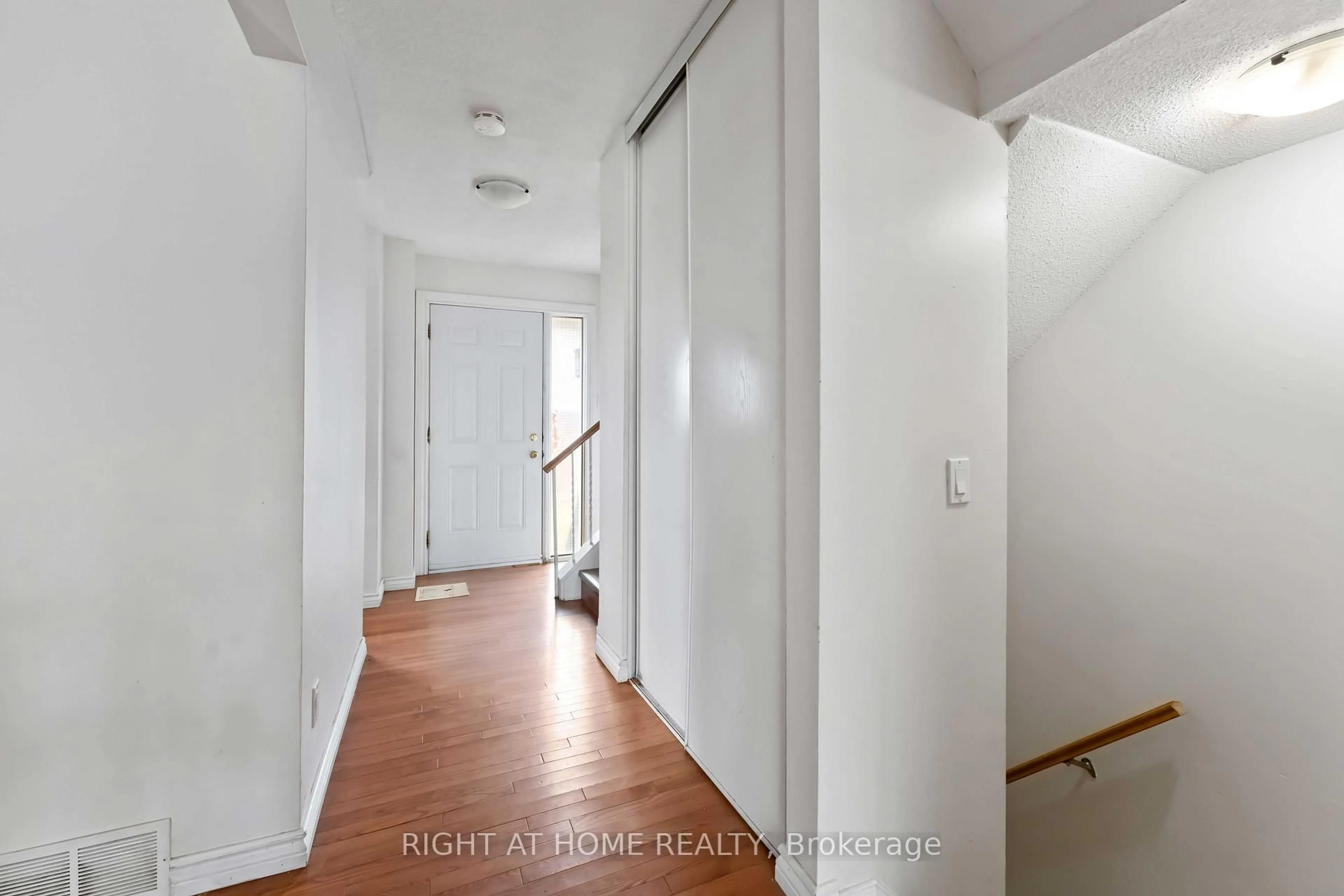 Indoor entryway for 5 Hadley Circ #21, Ottawa Ontario K2H 6P1