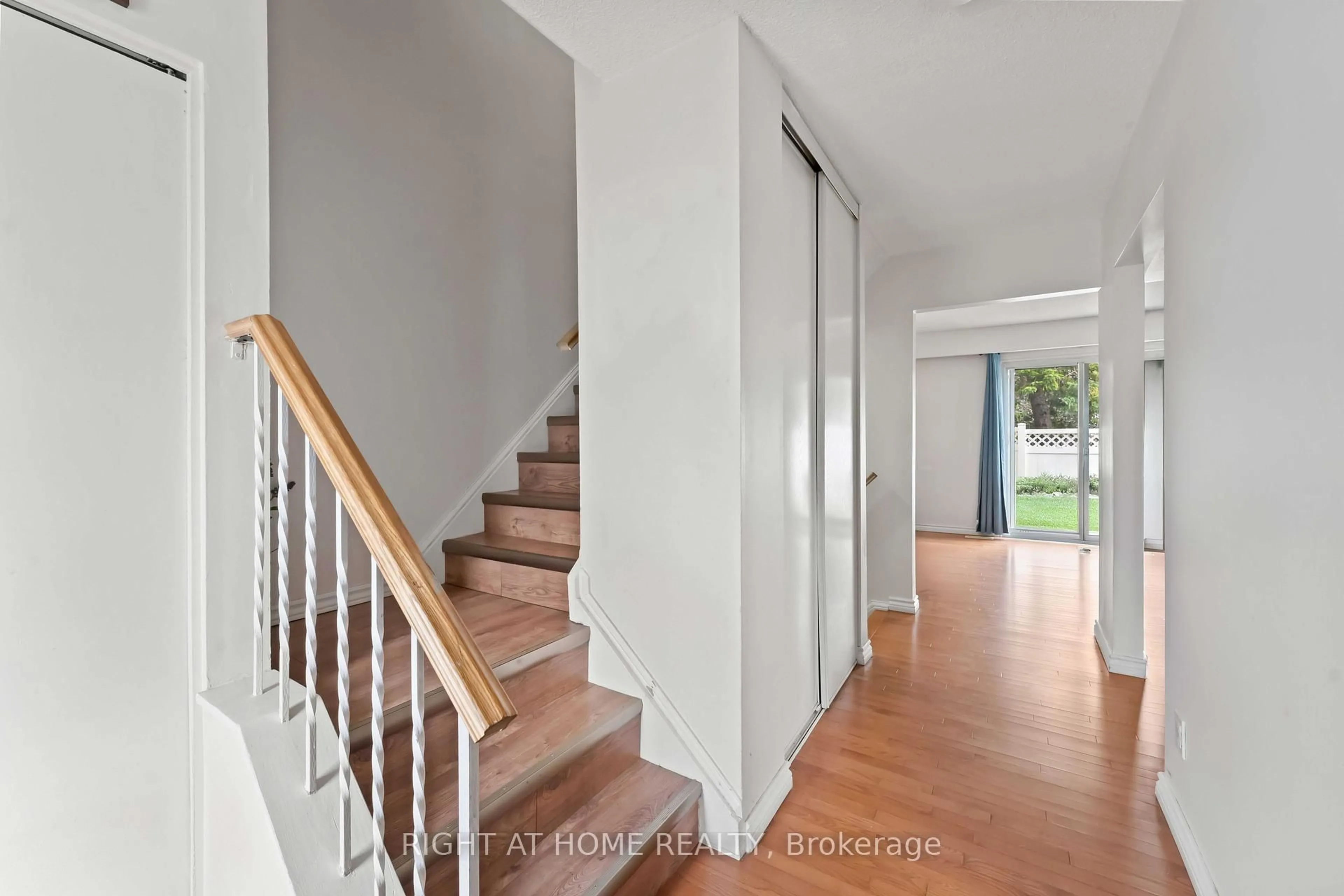 Indoor foyer for 5 Hadley Circ #21, Ottawa Ontario K2H 6P1