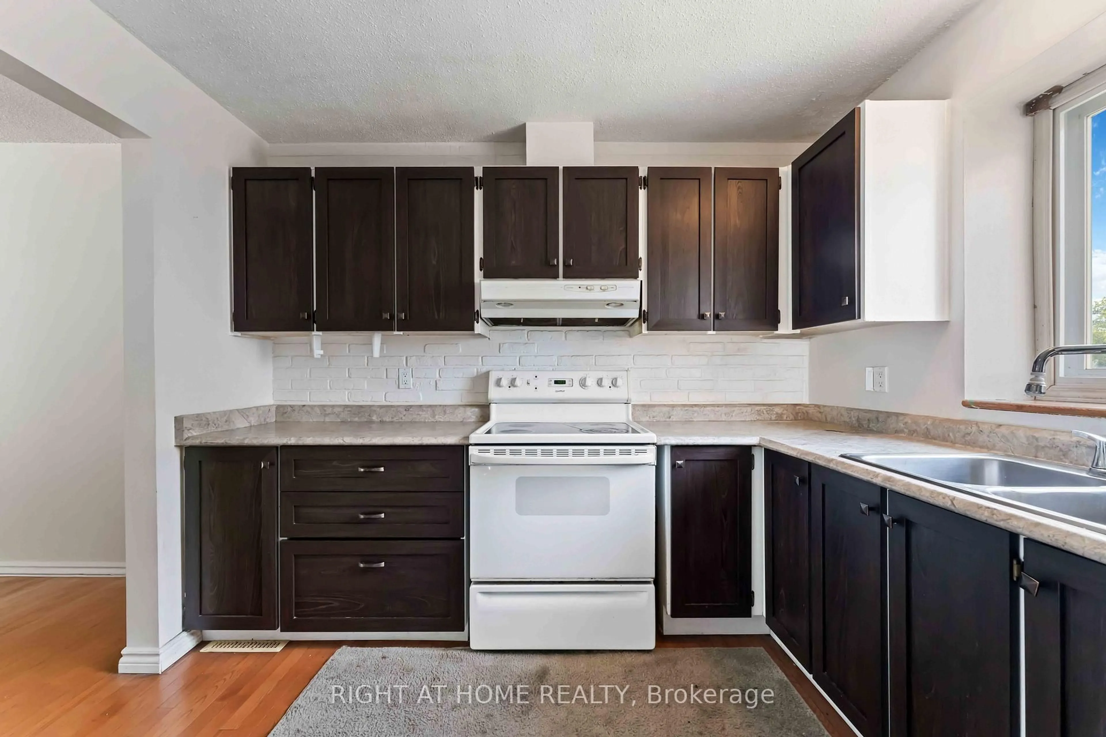 Standard kitchen, wood/laminate floor for 5 Hadley Circ #21, Ottawa Ontario K2H 6P1