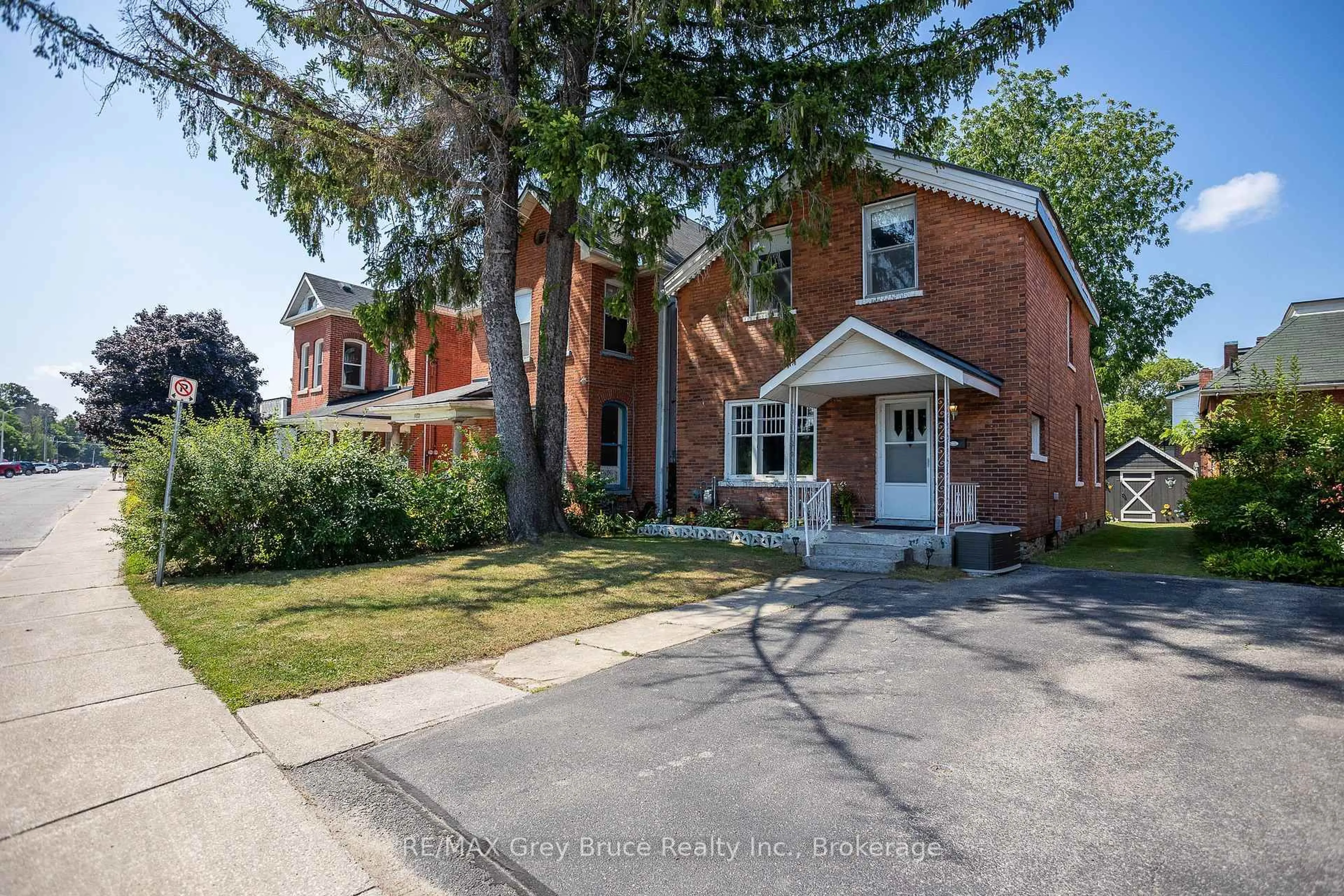 Home with brick exterior material, street for 996 1st Ave, Owen Sound Ontario N4K 4K5