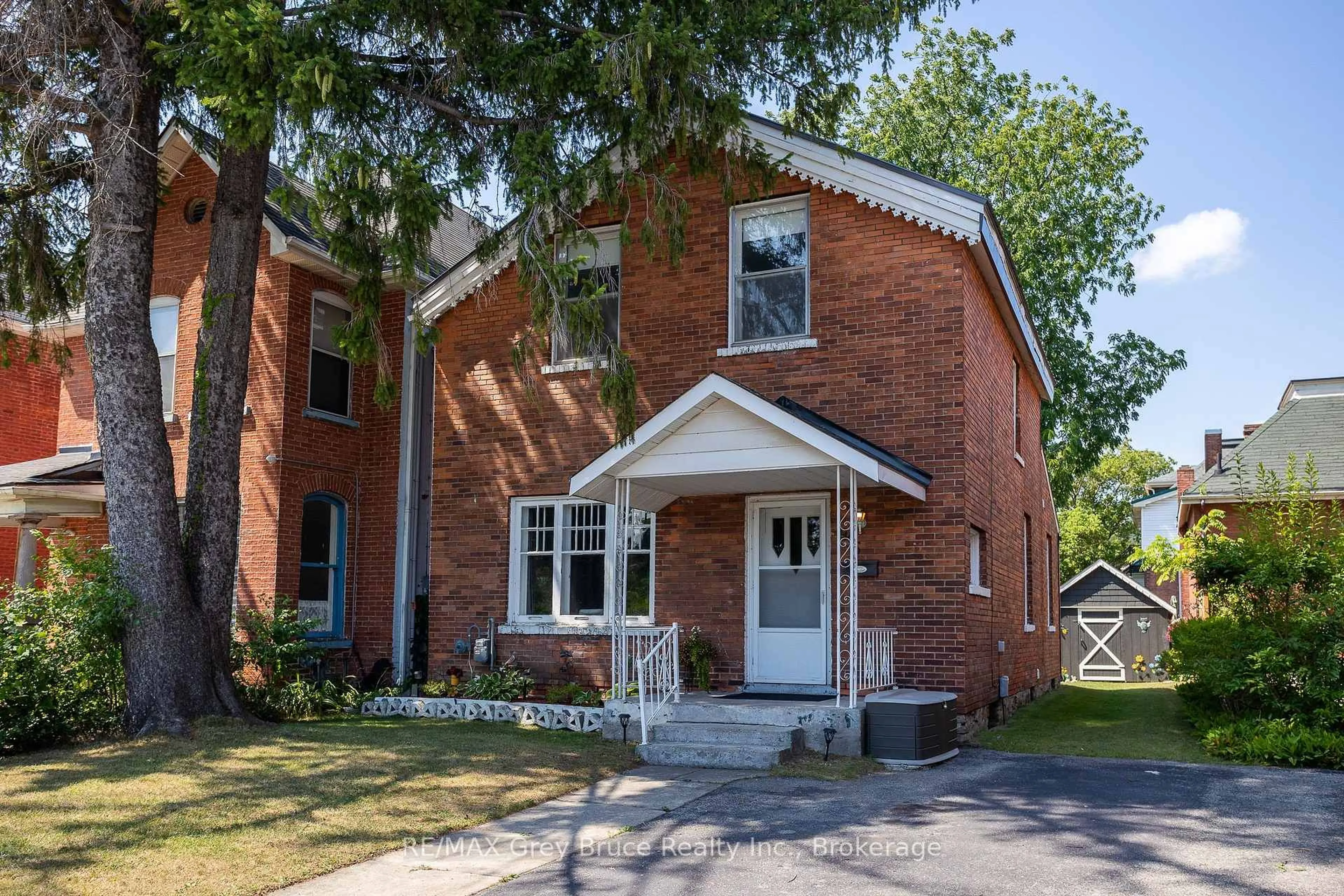 Home with brick exterior material, street for 996 1st Ave, Owen Sound Ontario N4K 4K5