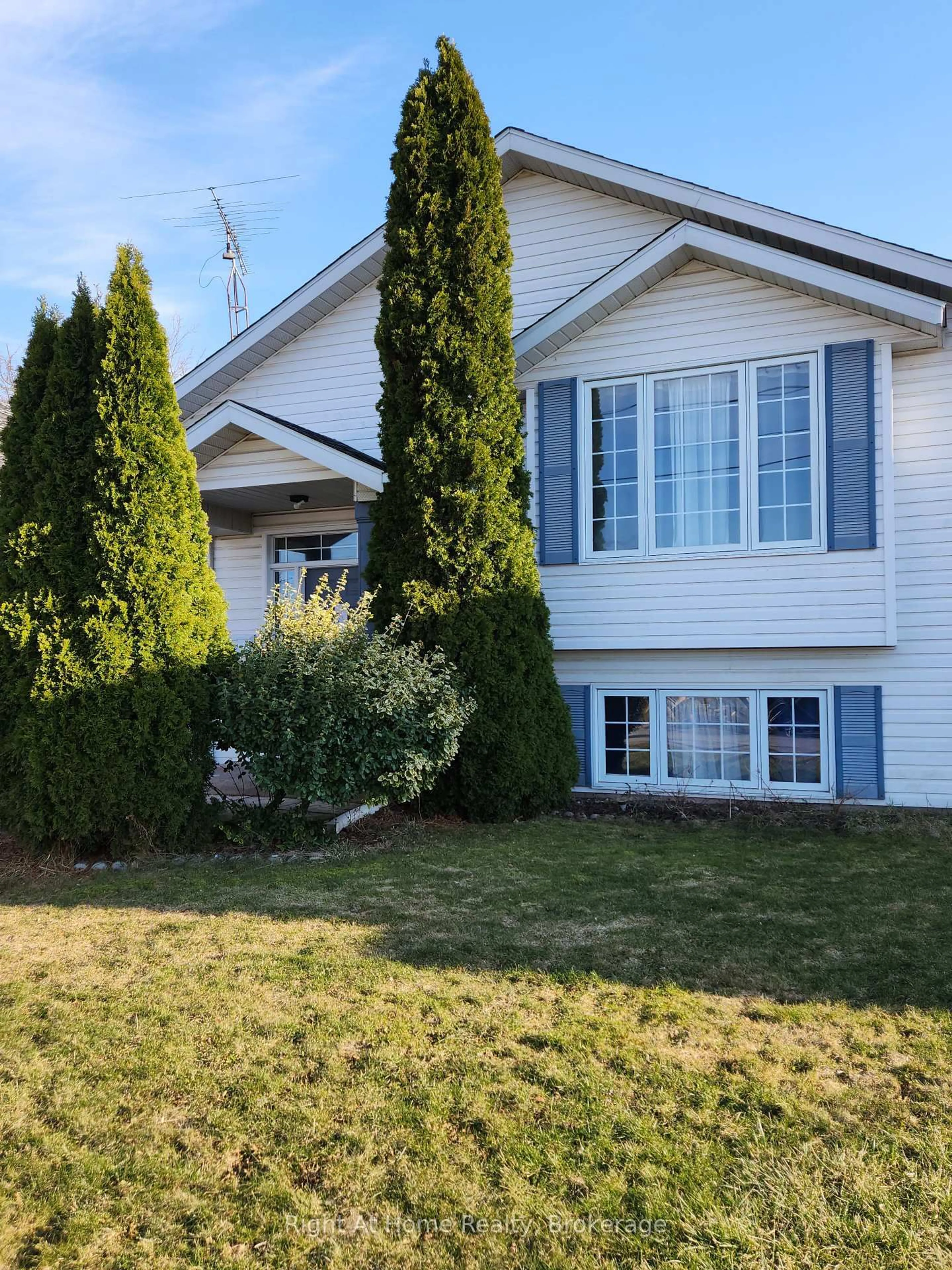 Home with vinyl exterior material, street for 5524 Fraser St, Niagara Falls Ontario L2E 3C9