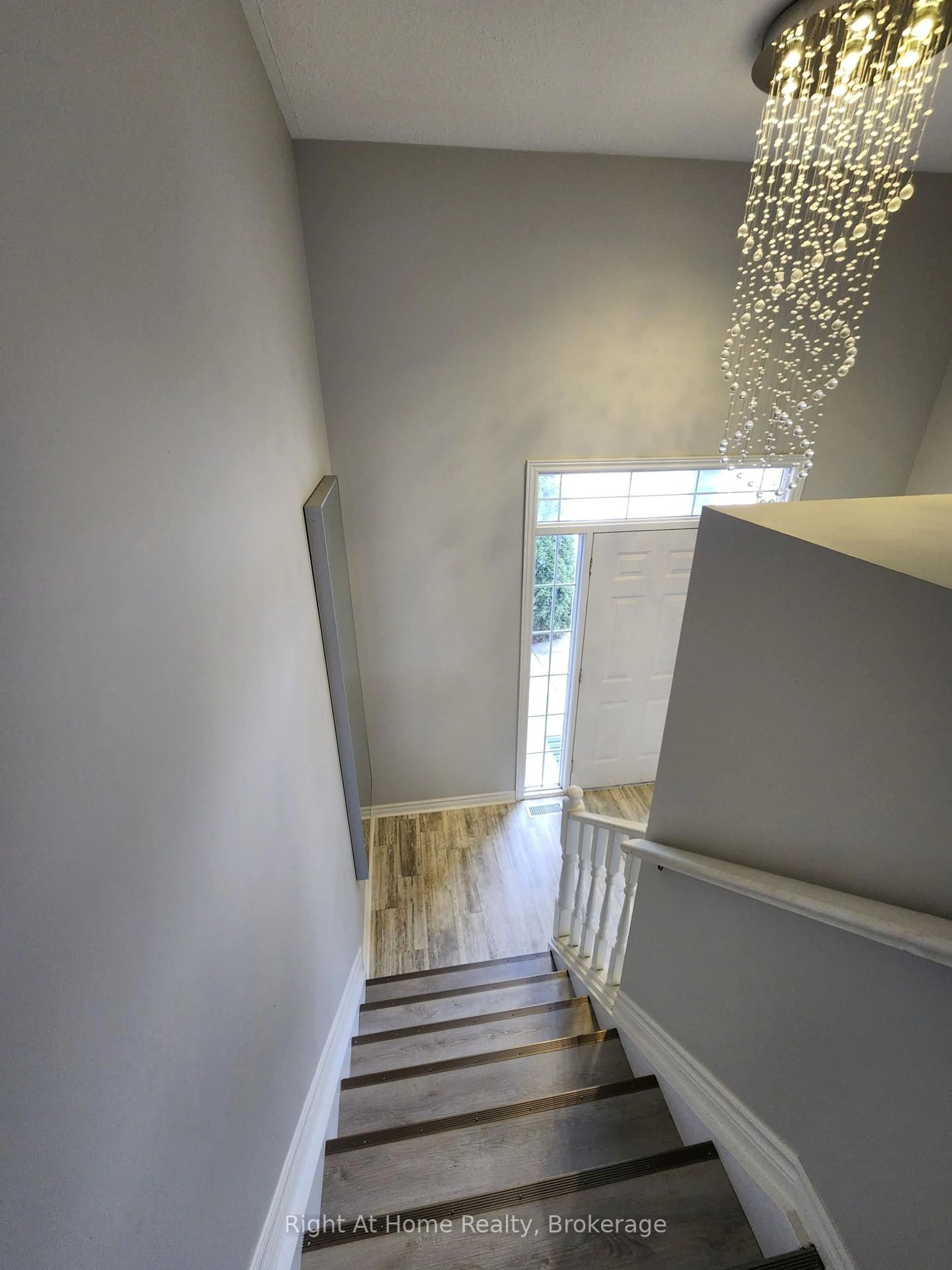 Stairs for 5524 Fraser St, Niagara Falls Ontario L2E 3C9