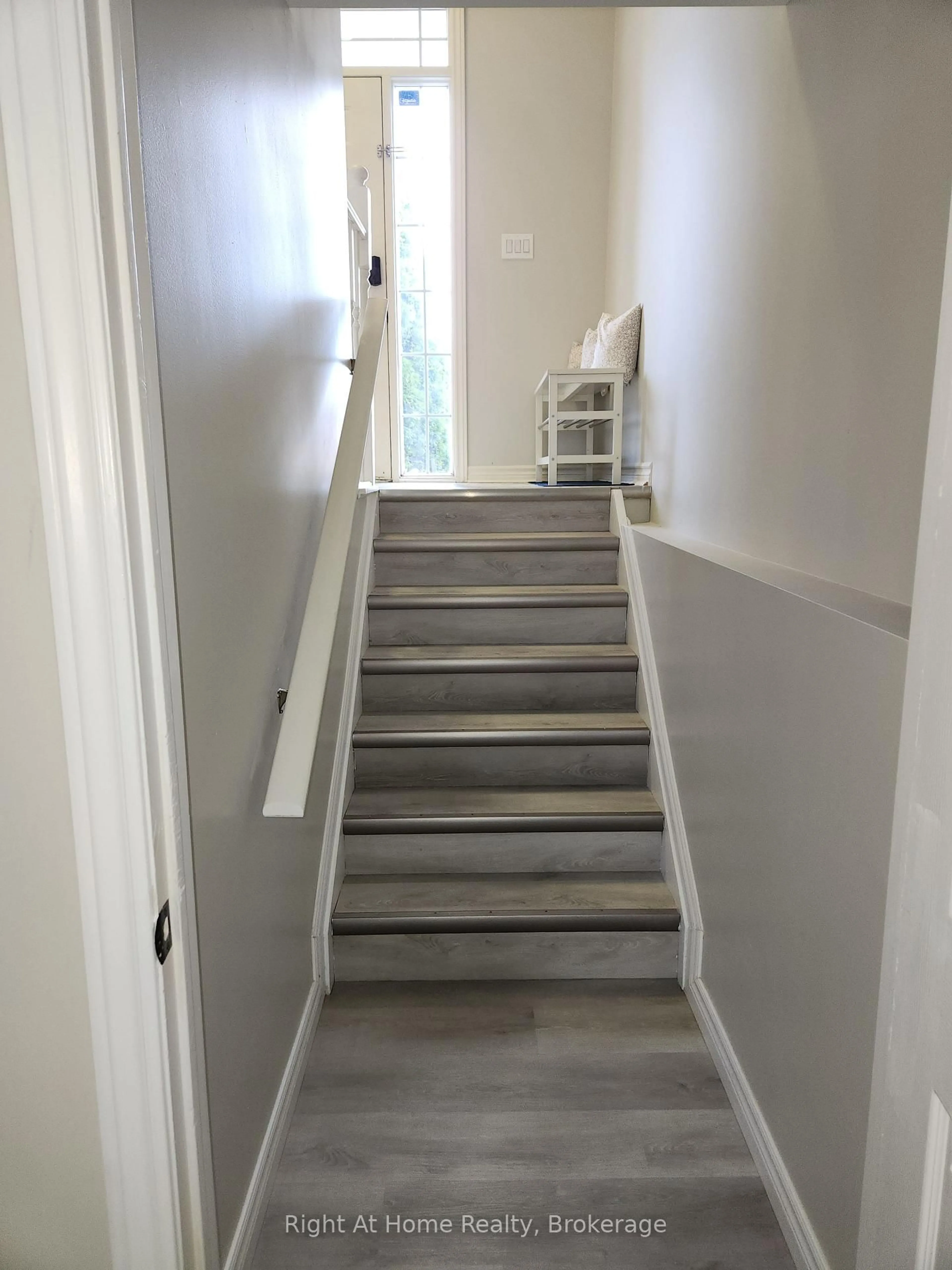 Stairs for 5524 Fraser St, Niagara Falls Ontario L2E 3C9