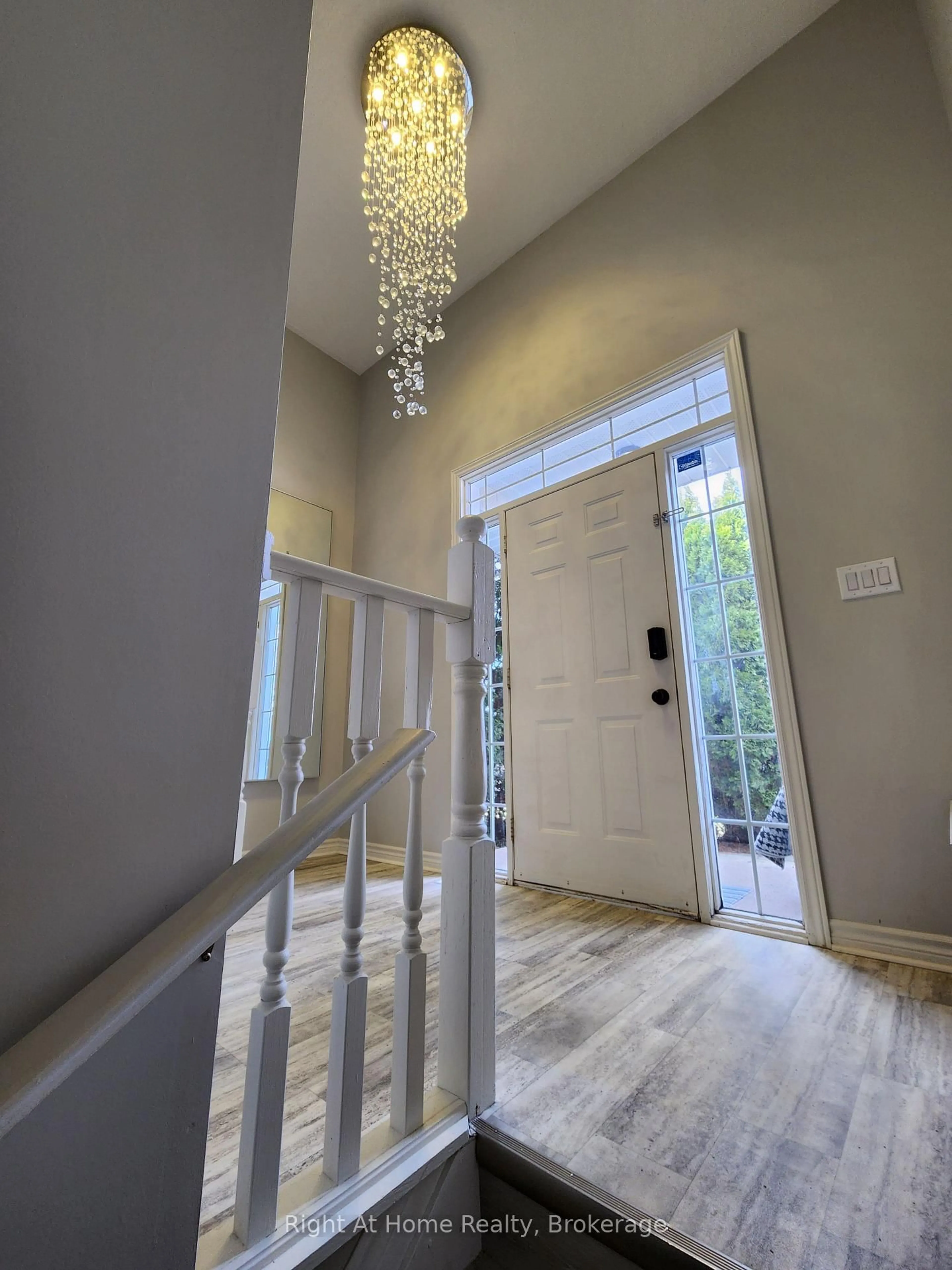 Indoor entryway for 5524 Fraser St, Niagara Falls Ontario L2E 3C9
