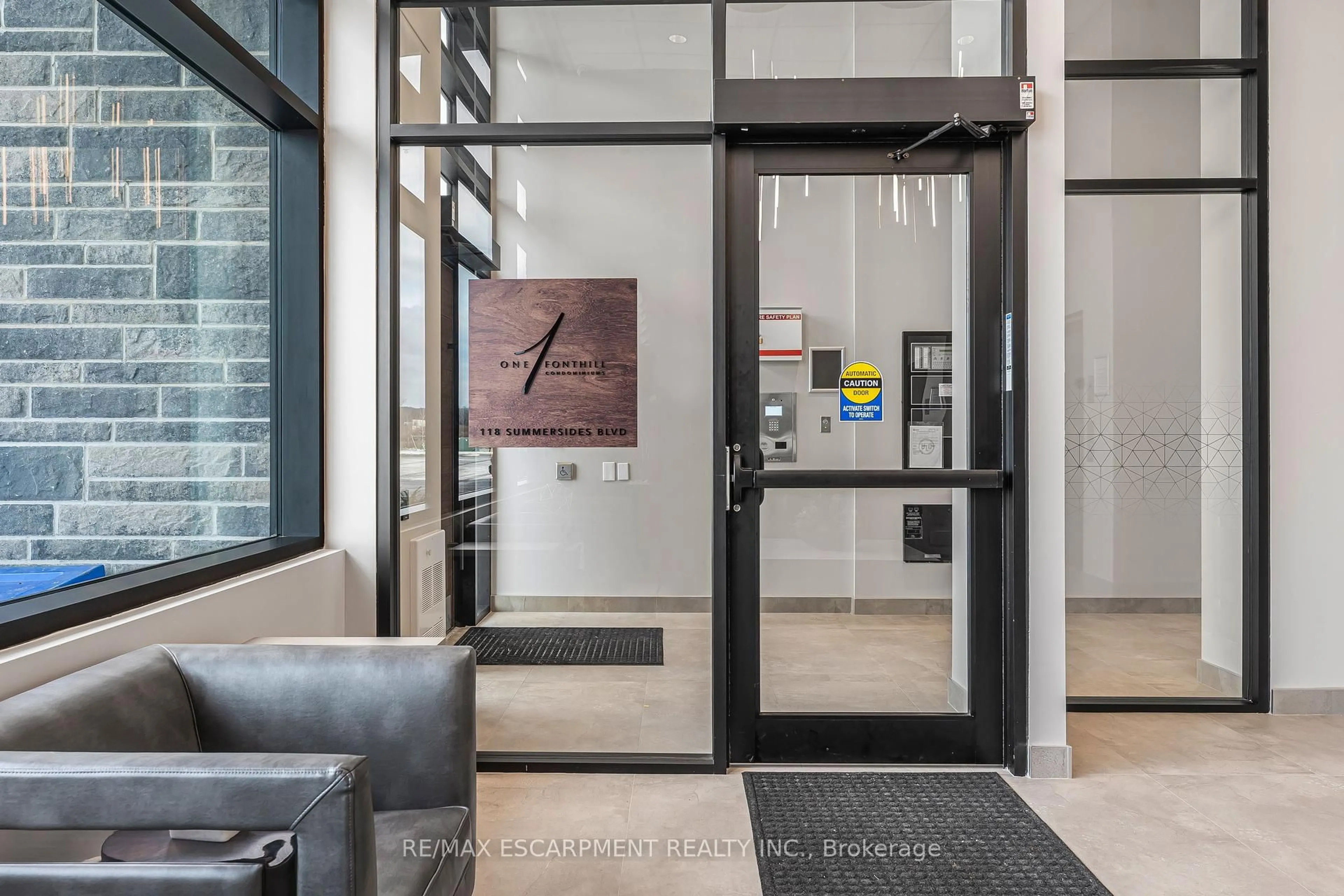 Indoor foyer for 118 SUMMERSIDES Blvd #307, Pelham Ontario L0E 1E1