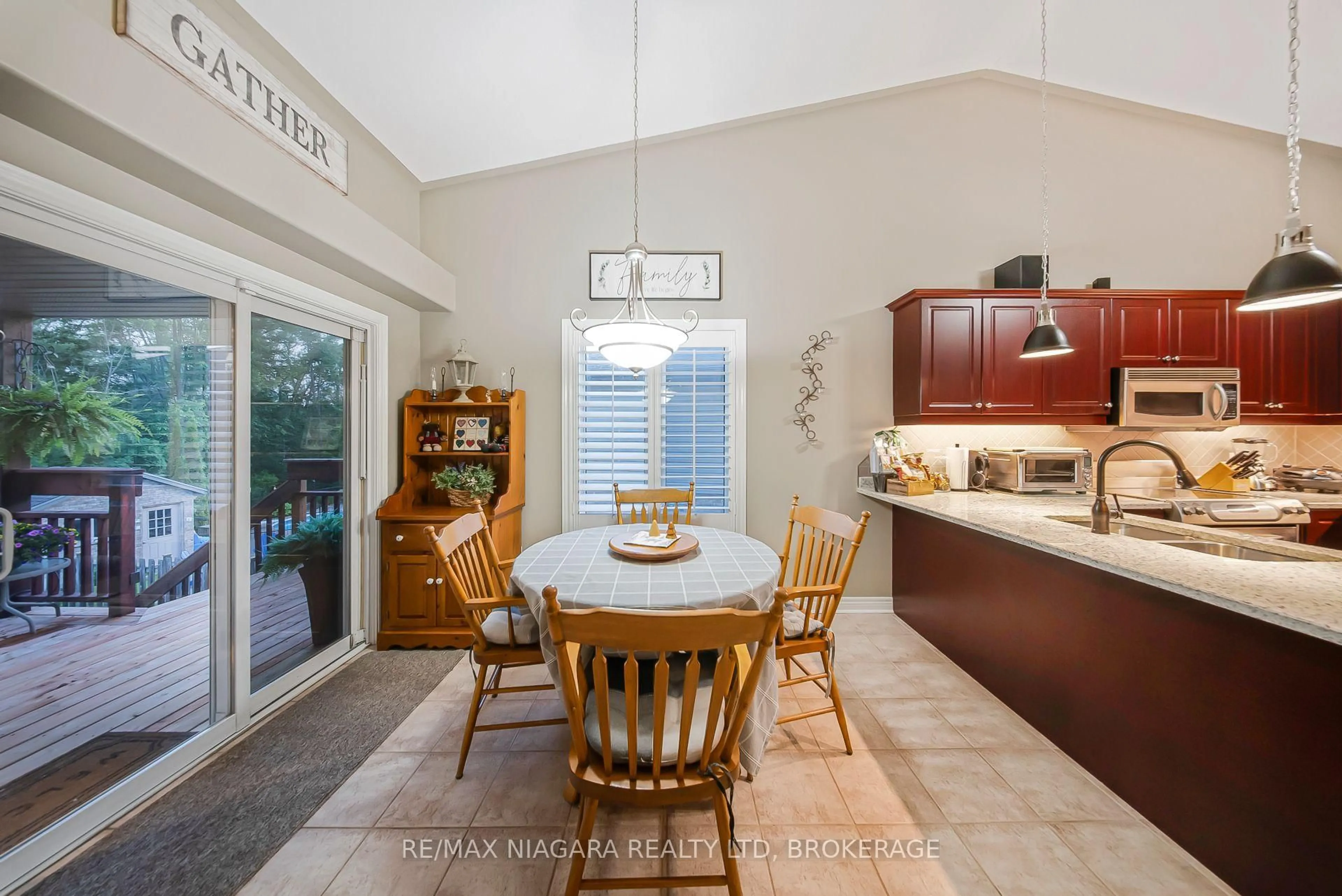 Open concept kitchen, ceramic/tile floor for 229 Wellbrook Blvd, Welland Ontario L3C 7M8