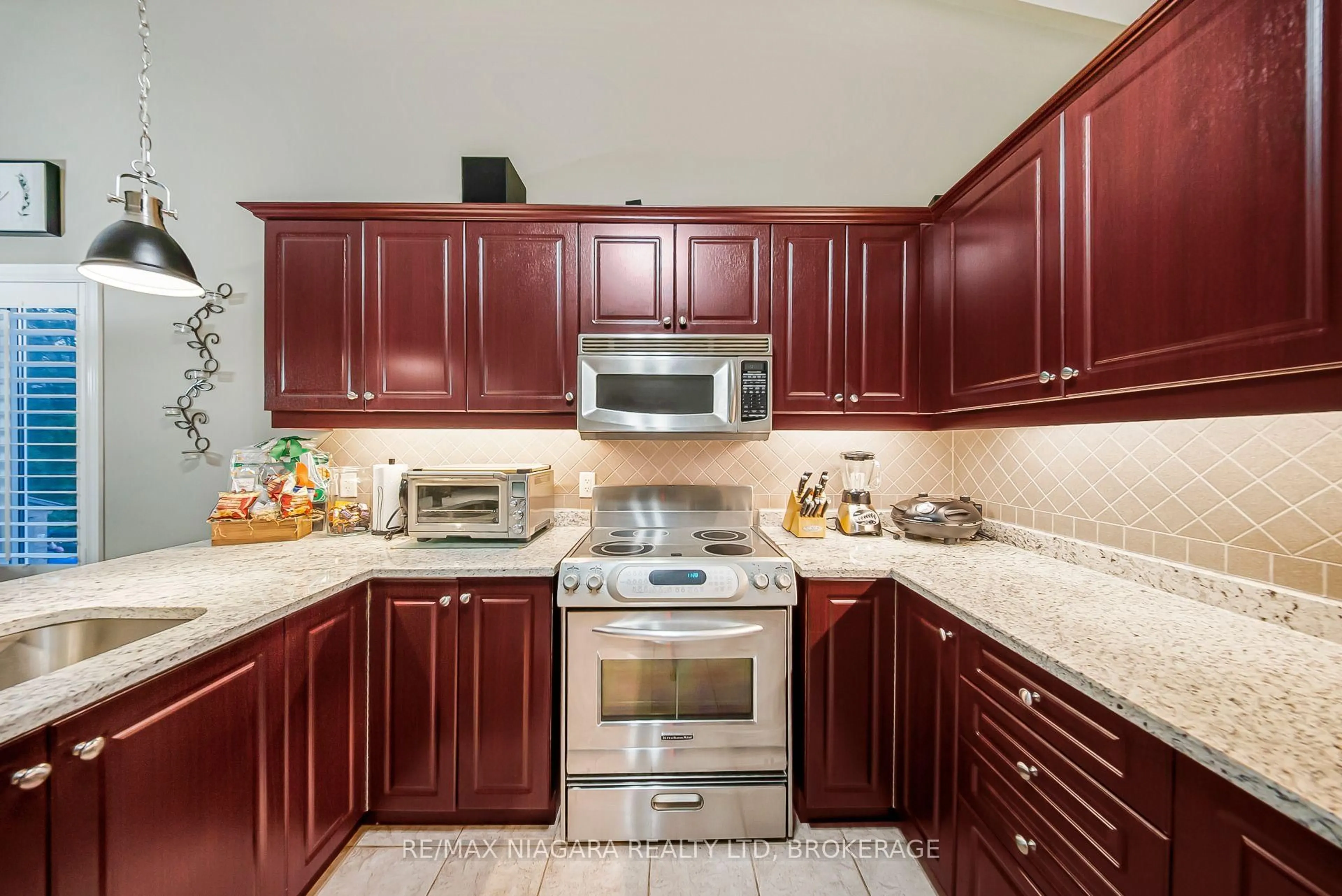 Standard kitchen, ceramic/tile floor for 229 Wellbrook Blvd, Welland Ontario L3C 7M8